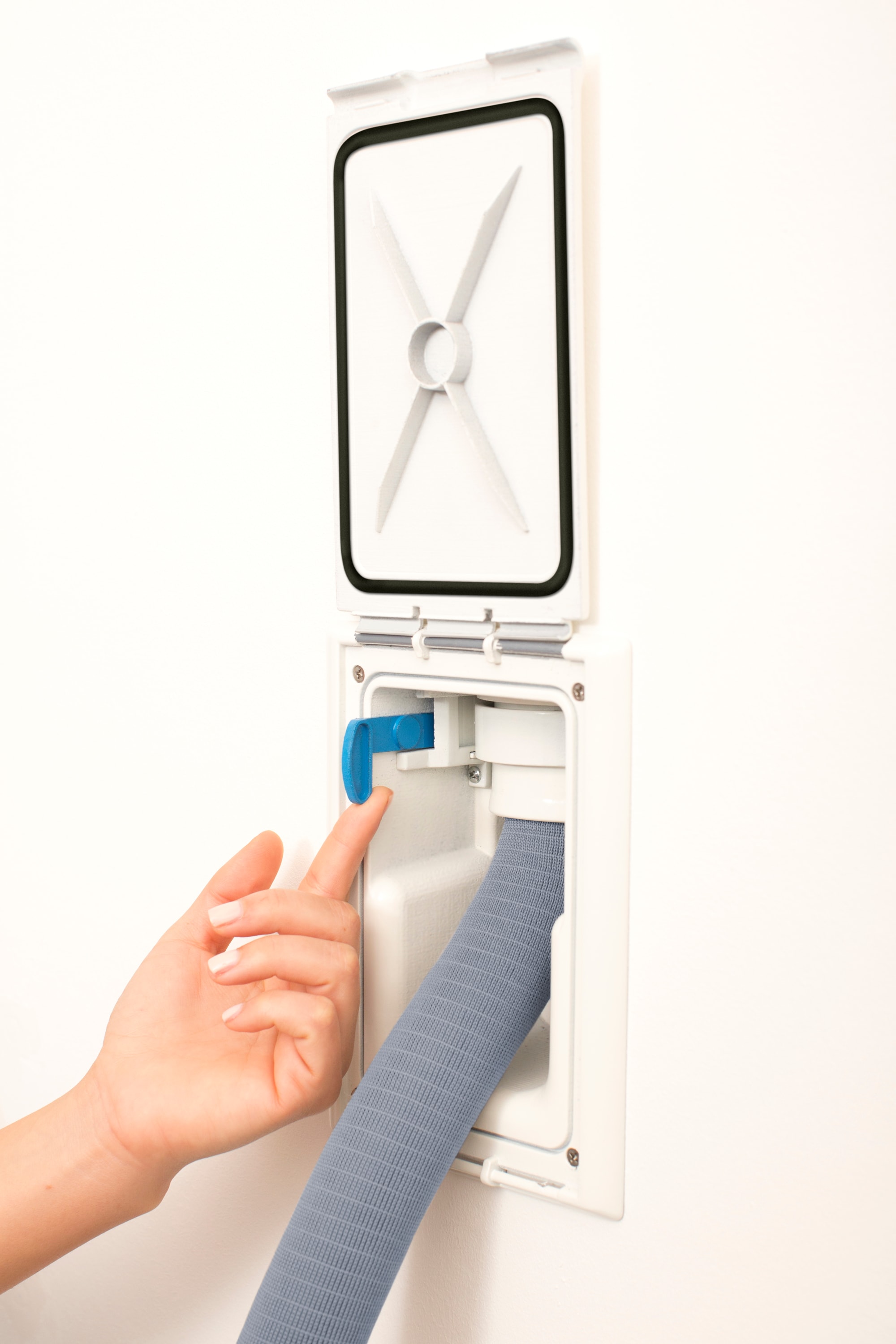AERTECNICA - GRUPPO LEVA BLU CON MAGNETE PER PRESA PR
