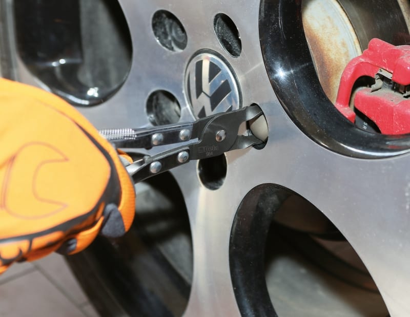 BETA - Pinza per coperture plastiche estraibili dei dadi ruote.