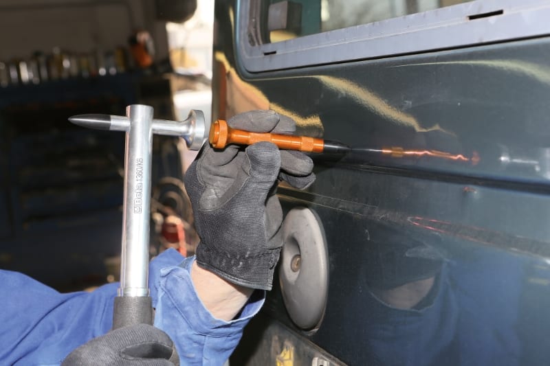 BETA - Martello in alluminio con testa tonda piana, puntali di plastica intercambiabili e bulino CARROZZERIA + 5 ACCESSORI. 013600006