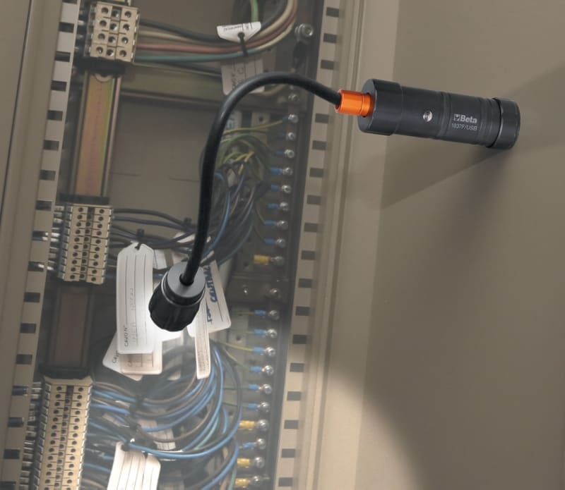 BETA - Lampada ricaricabile magnetica snodata con LED ad alta luminosità in robusto alluminio anodizzato fino a 600 Lumen TORCE FLESSIBILI CON MAGNETE F 600/USB.