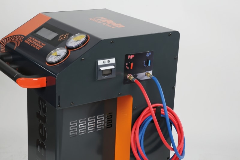 BETA - Stazione automatica di ricarica climatizzatori gas R1234yf per veicoli, ideale per la manutenzione e il controllo del condizionamento.