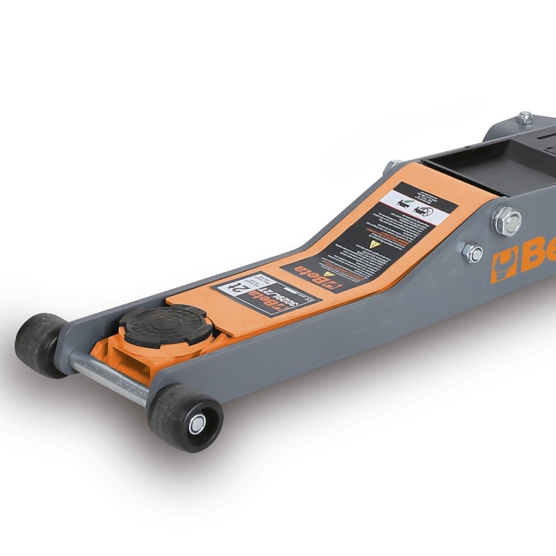 BETA - Sollevatore idraulico lungo con 4 ruote, capacità di sollevamento fino a 2 tonnellate, ideale per lavori pesanti.