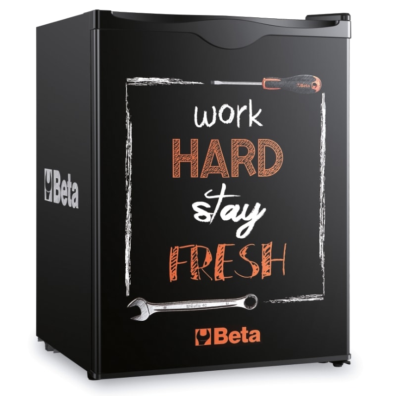 BETA - Mini-frigorifero Beta nero da 65L, compatto e funzionale, ideale per piccoli spazi. Capacità di 63 litri, perfetto per uffici, camere o appartamenti.