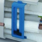 CANALPLAST - TRAVERSINO CON ALETTA FERMATUBI 90 BLU CONTR90TB