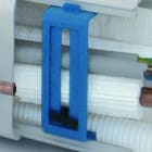 CANALPLAST - TRAVERSINO CON ALETTA FERMATUBI 90 BLU