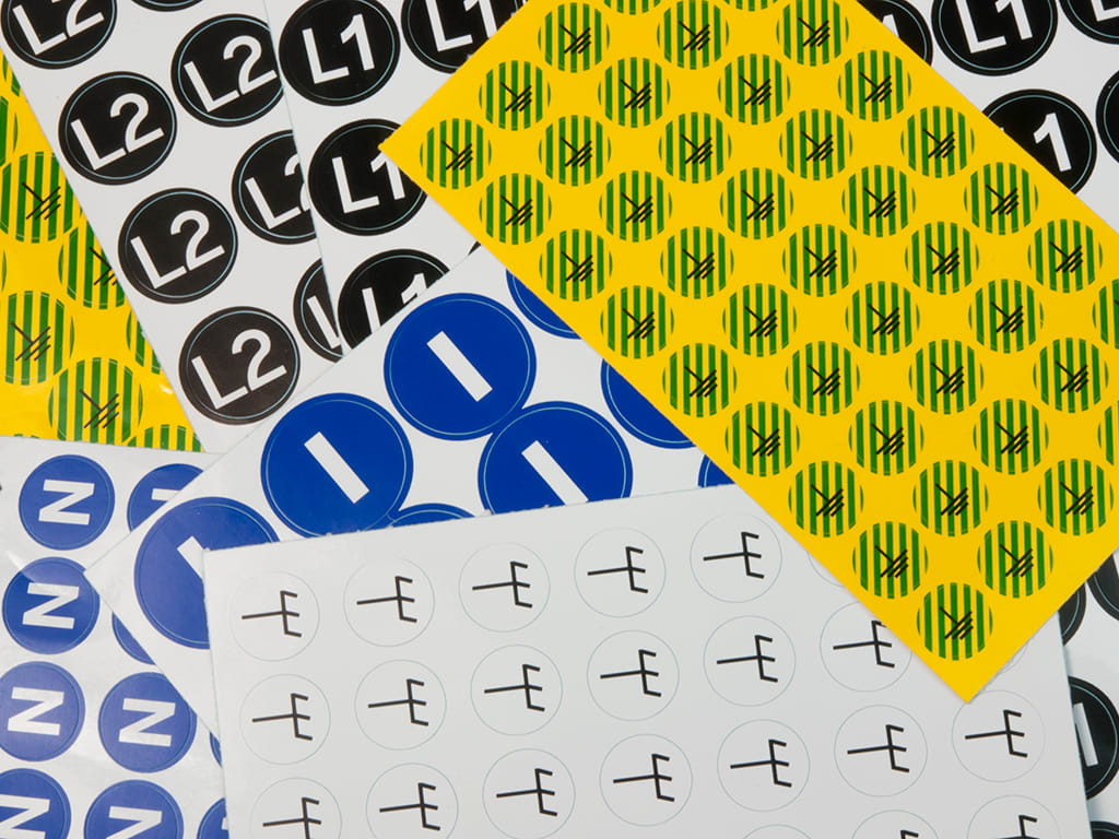 CEMBRE - ETICH.CS-R NERO LETTERA R BIANCA 20MM