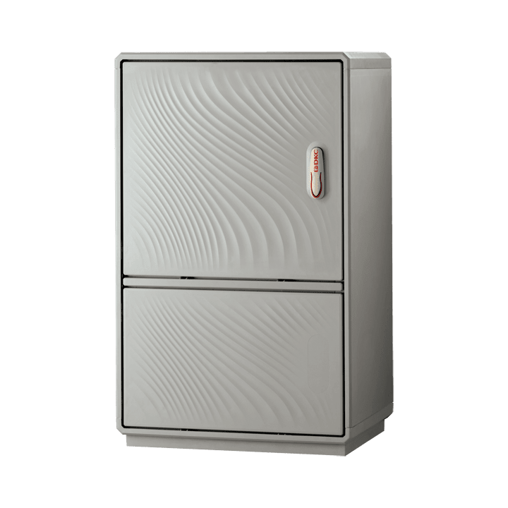 DKC EUROPE - Armadio in vetroresina Serie GRAFI 5, IP55, dim. 940 x 580 x 330 mm, con zoccolo G5-5/13/ZT.