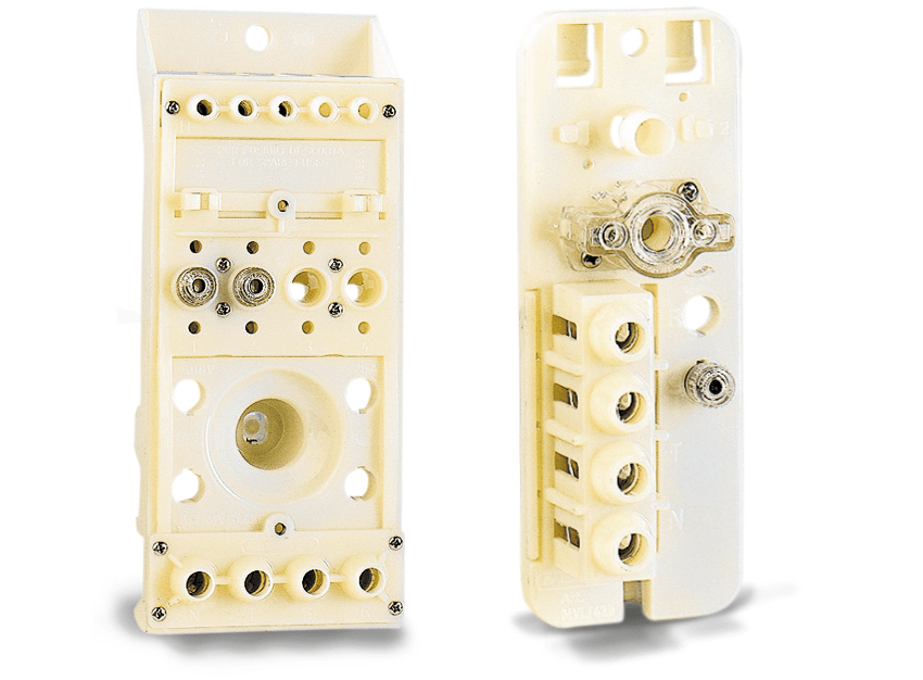 DKC EUROPE - Serie MVL - Morsettiera da incasso palo a doppio isolamento, 4 poli, 2 fusibili, feritoia 100x300 mm