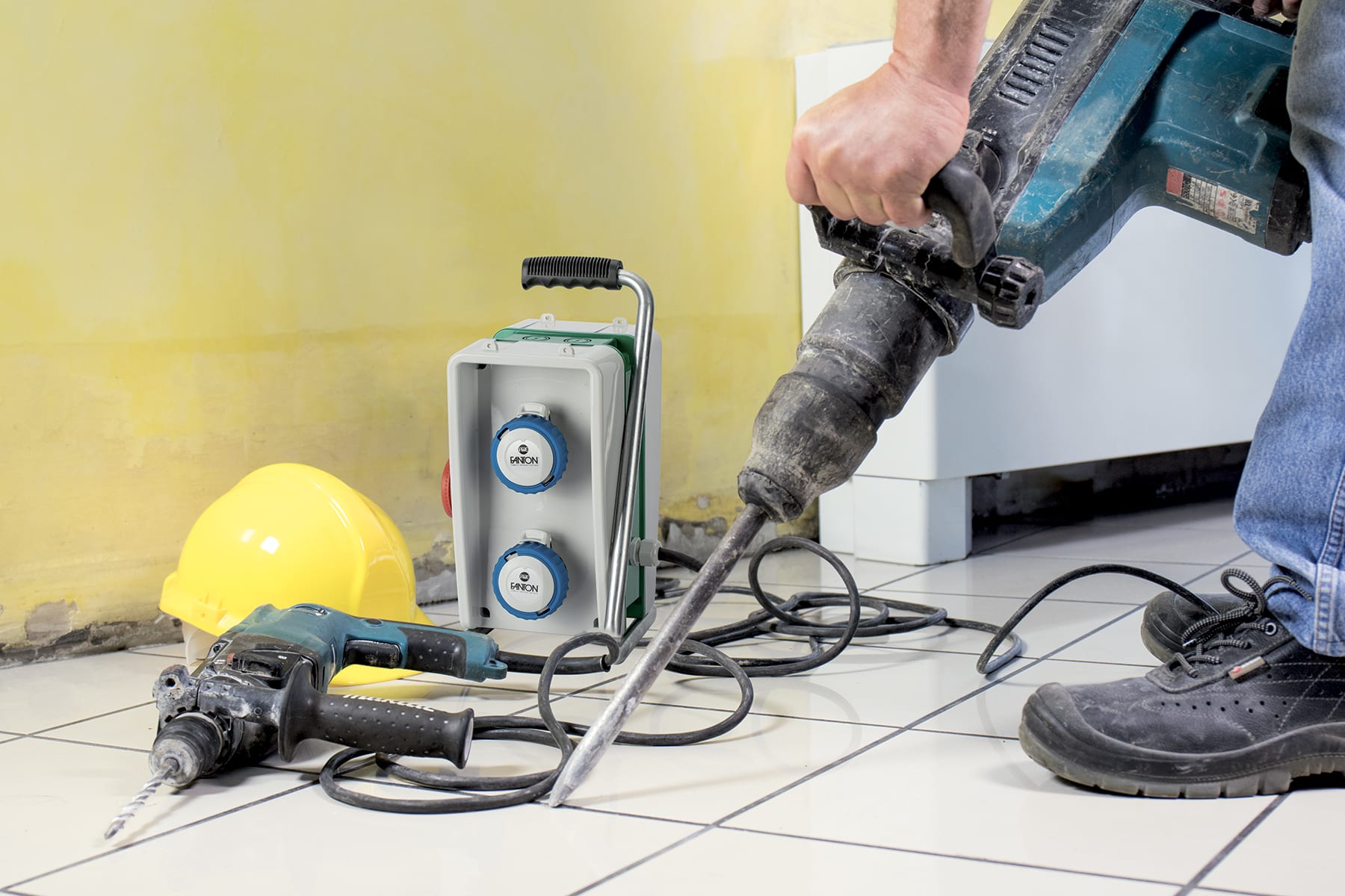 FANTON - Quadro EOLO ASC IP65 3 prese CEE, 2 protezioni, con cavo 4m e emergenza e supporto, 3kW