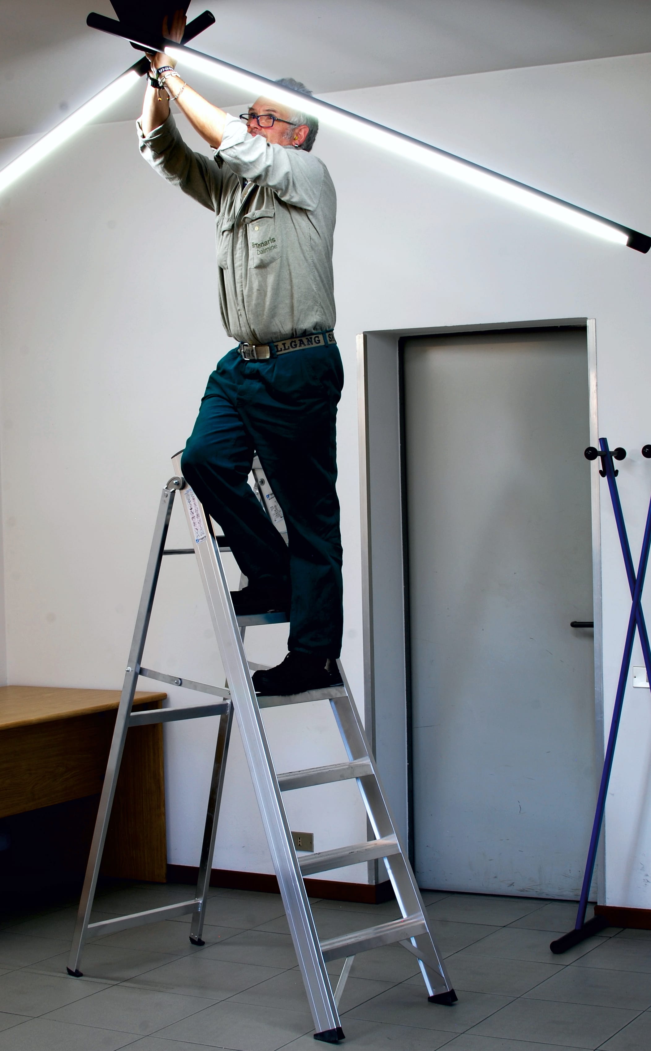 FRIGERIO CARPENTERIE - Scala cavalcabile professionale con vaschetta e barre 10G.