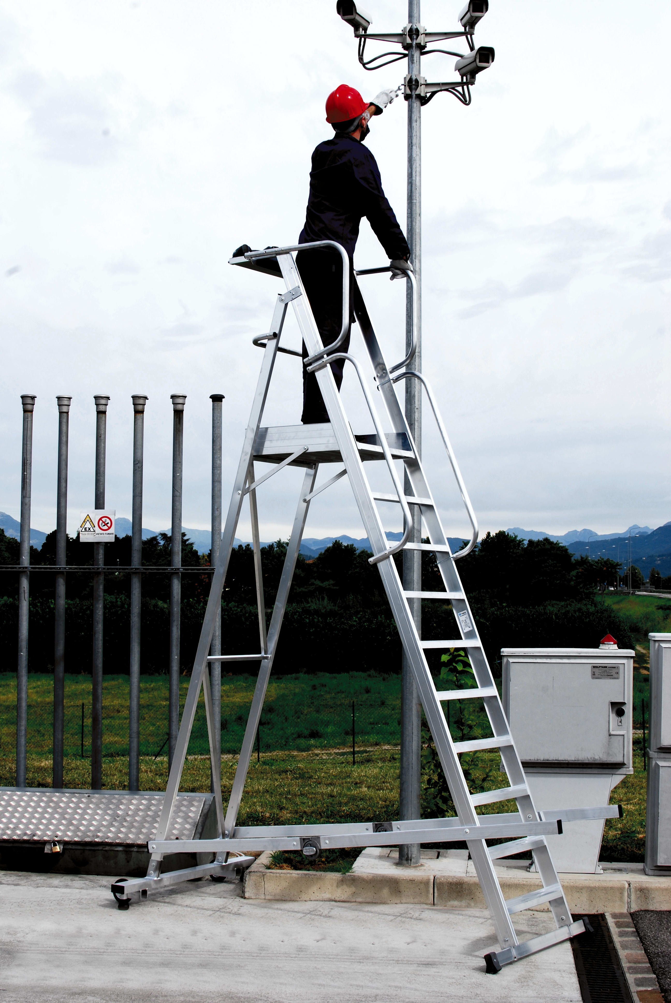 FRIGERIO CARPENTERIE - Scala palco professionale con piattaforma lavabile e 2 basi antiscivolo da 5g.
