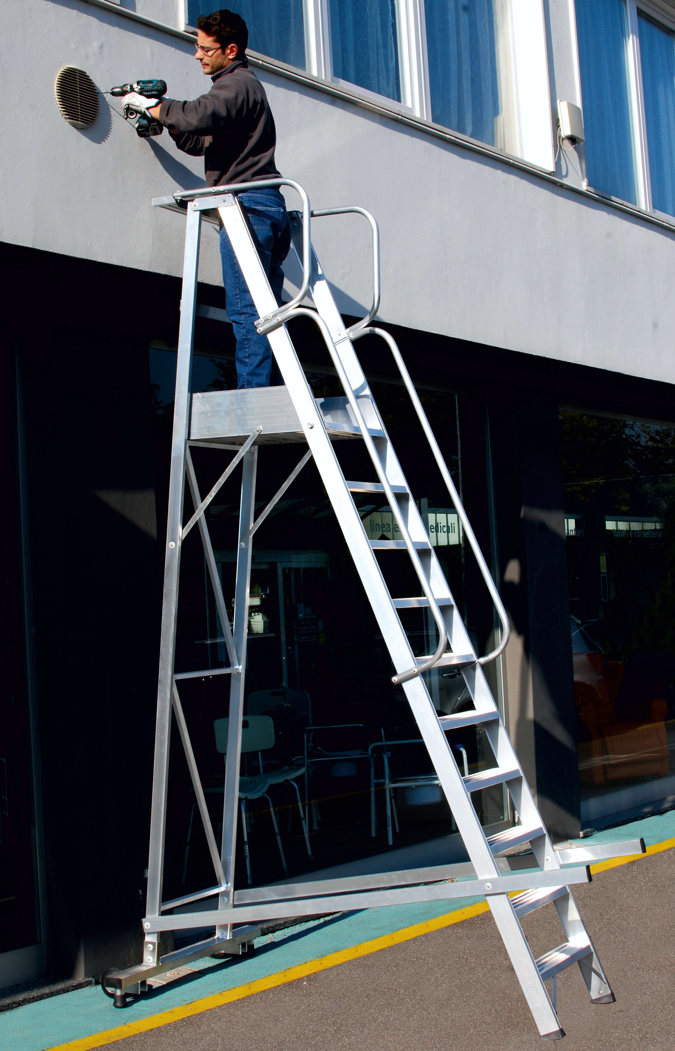 FRIGERIO CARPENTERIE - Scala palco professionale con piattaforma di lavaggio 5G.