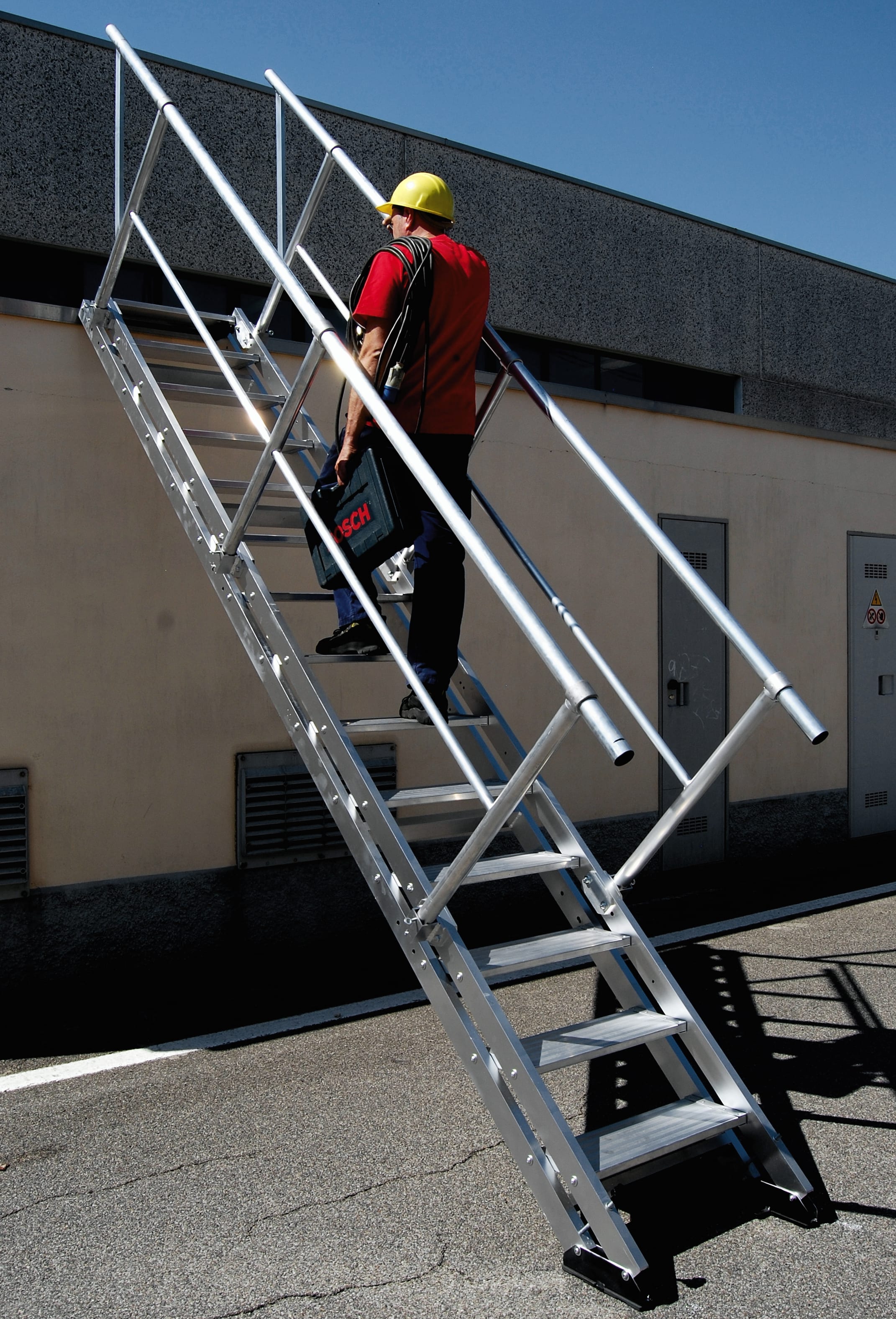 FRIGERIO CARPENTERIE - Scala industriale con altezza e inclinazione variabili da 60 a 10 gradi.