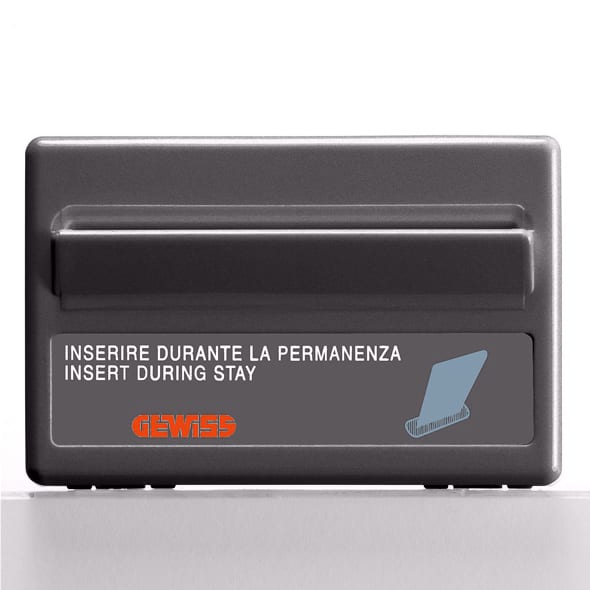 GEWISS - INTERRUTTORE UNIVERSALE PER IMPIANTI ALBERGHIERI - UNIPOLARE NA - 10A - BADGE 54mm - LUMINOSO 230V - 3 MODULI SYSTEM BLACK GW21820