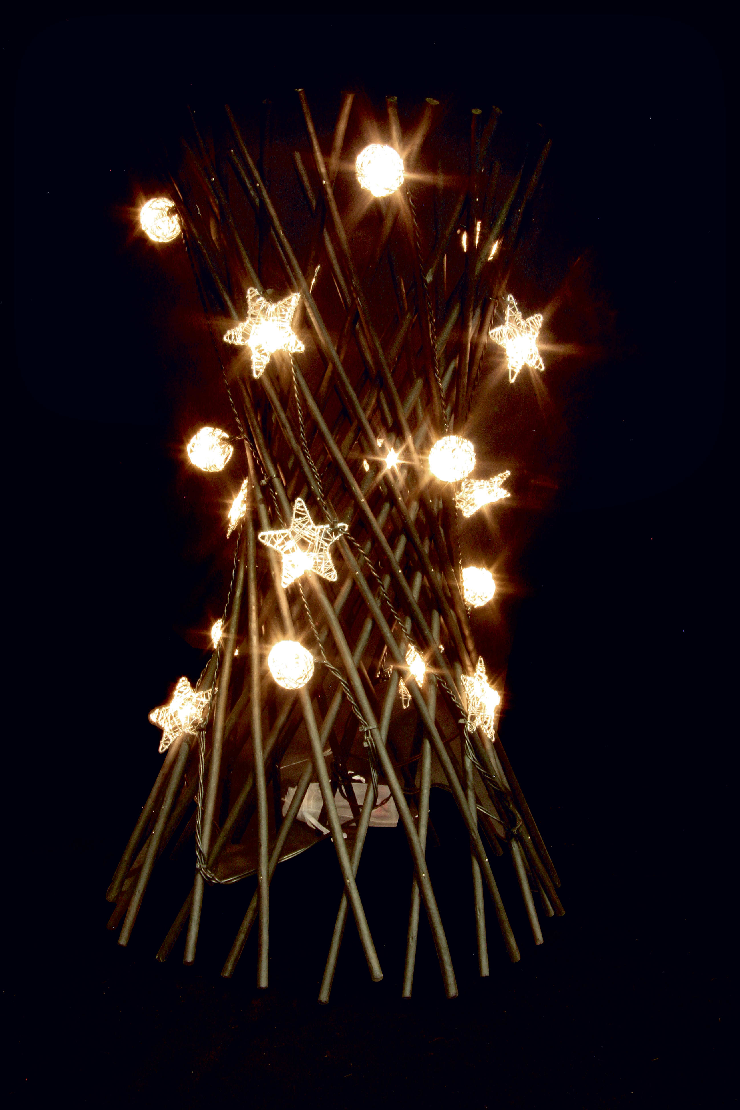 GIOCOPLAST NATALE - COMPOSIZ. FASCIO RAMI INTRECCIATI E 18 DEC. IN METALLO, LED BIANCO CALDO, CM.55X30 A BATT.