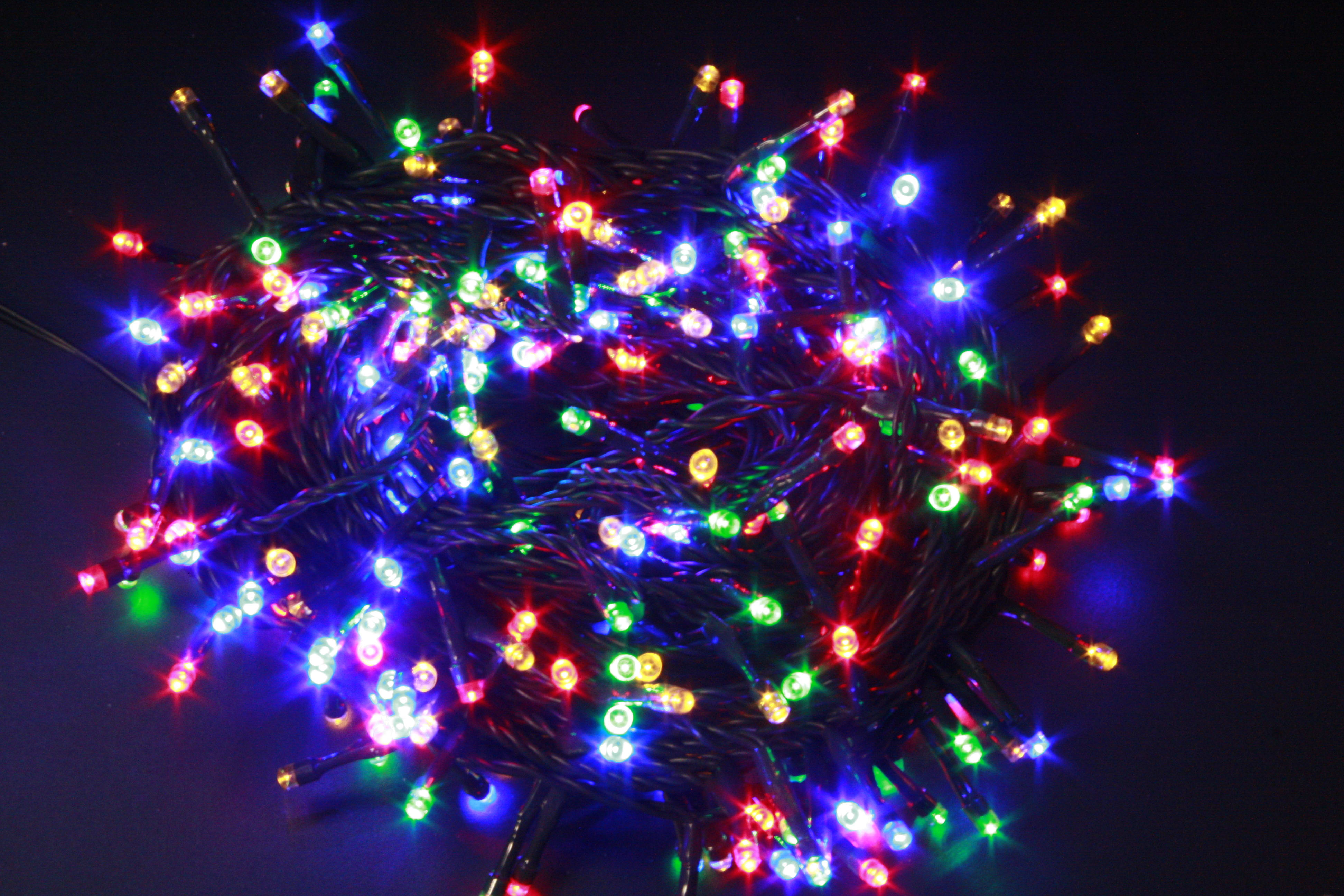 GIOCOPLAST NATALE - 100 LED MULTI CAVO SCURO, USO EST/INT, CON GIOCHI LUCE, LUCI MT 4, CAVO ALIM MT 3, CON TRASF. IP44