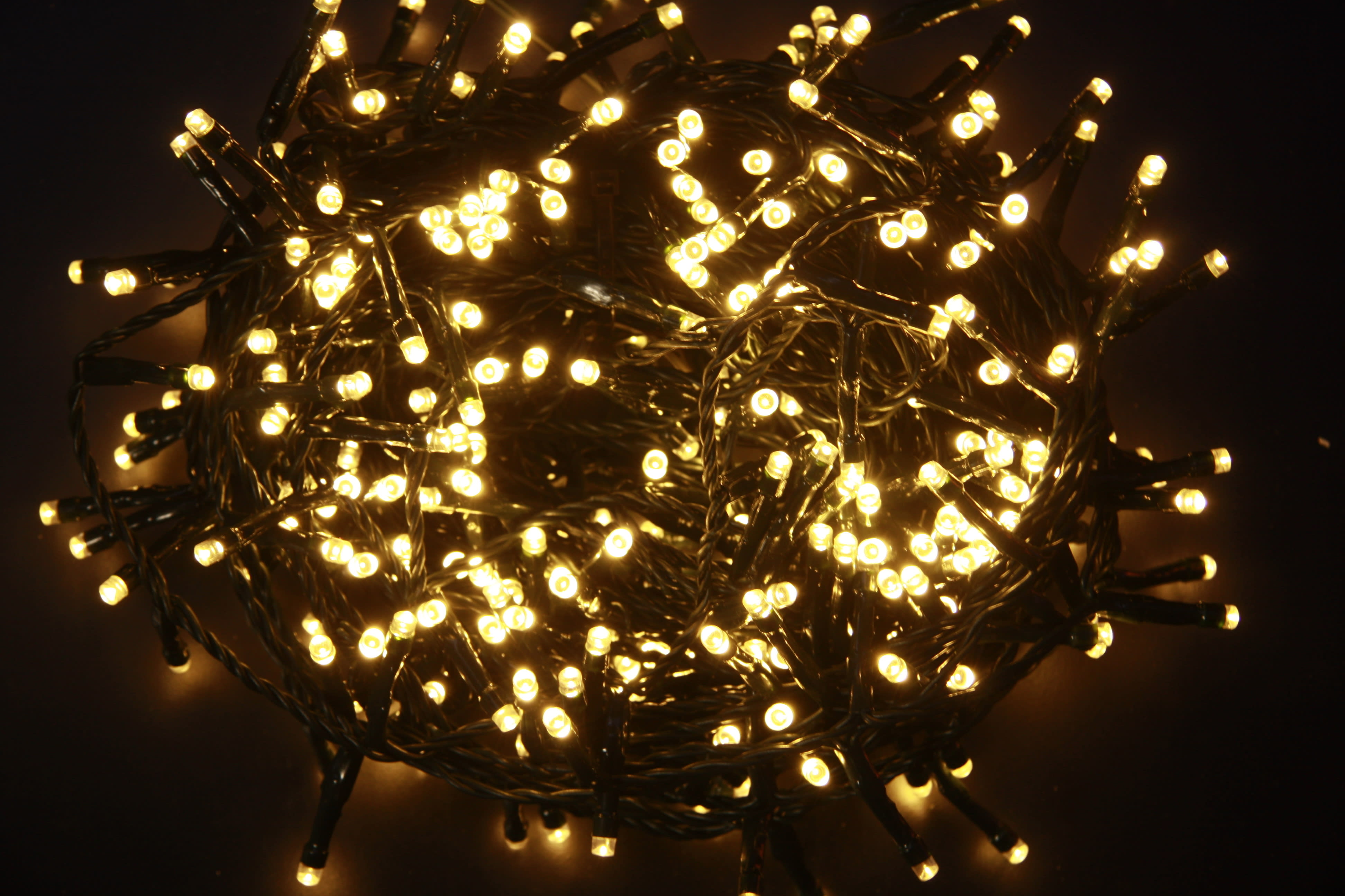 GIOCOPLAST NATALE - 360 LED BIANCO CALDO CAVO SCURO, USO EST/INT, CON GIOCHI LUCE, LUCI MT 14,4, CAVO ALIM MT 3, CON TRASF. IP44