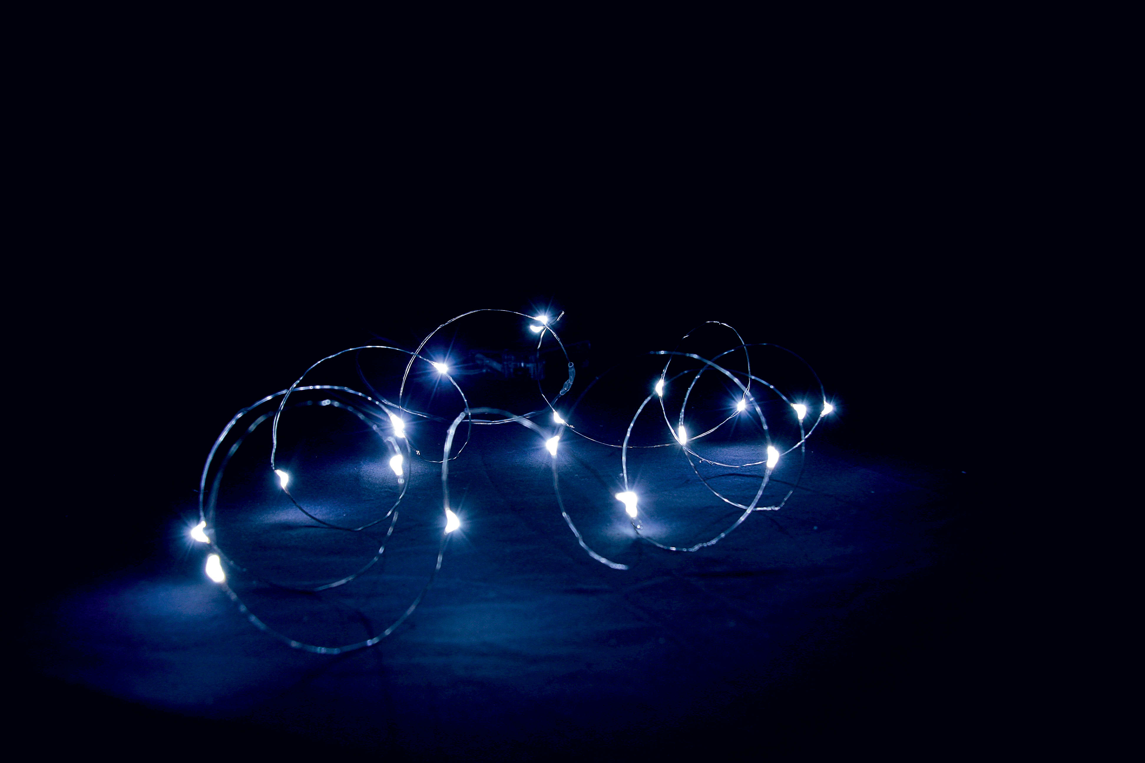 GIOCOPLAST NATALE - 20 GOCCE DI LED BIANCO SU FILO DI RAME, A BATT., MODELLABILE, 2MT.