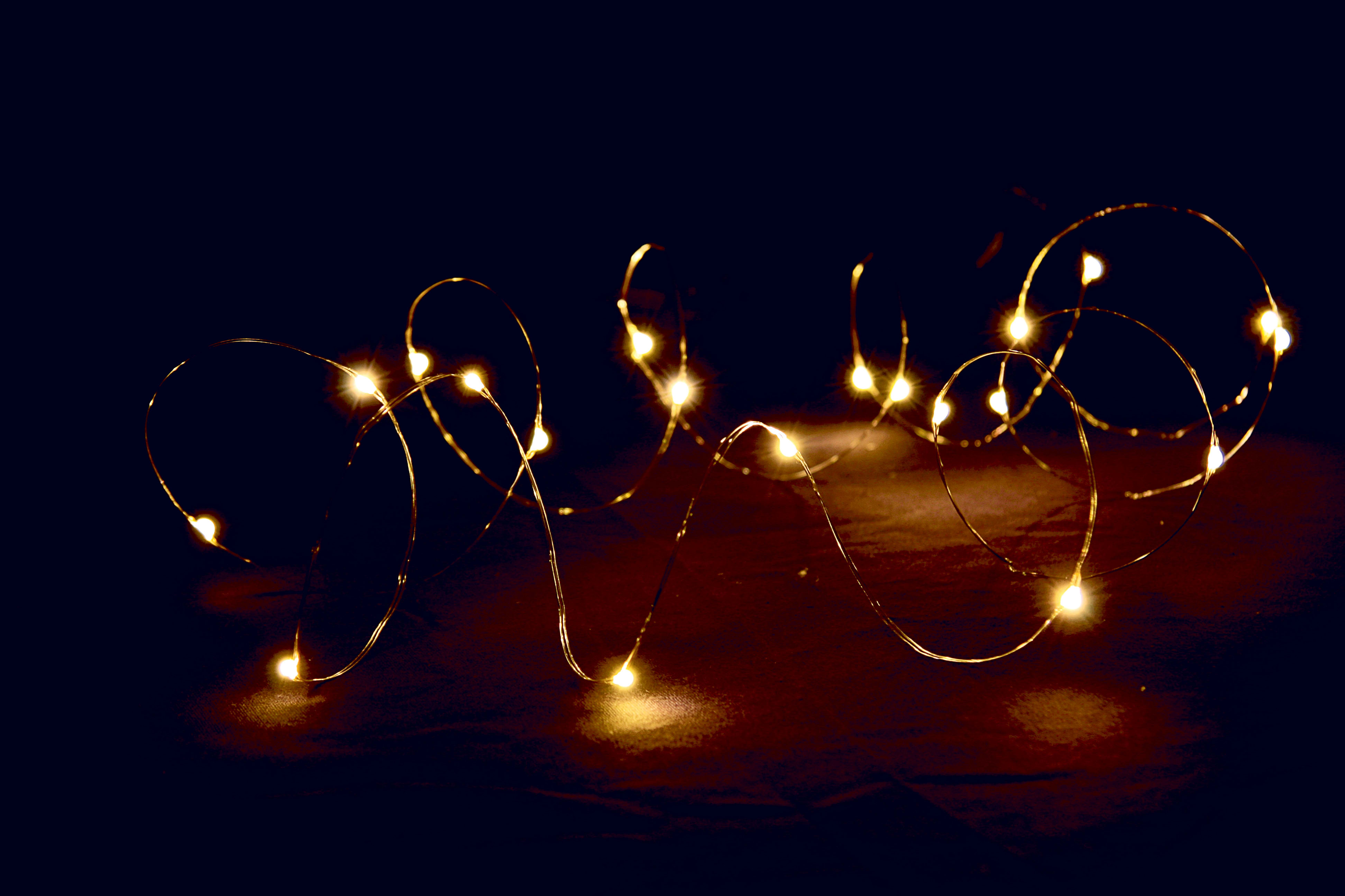 GIOCOPLAST NATALE - 20 GOCCE DI LED BIANCO CALDO SU FILO DI RAME, A BATT., MODELLABILE, 2MT.