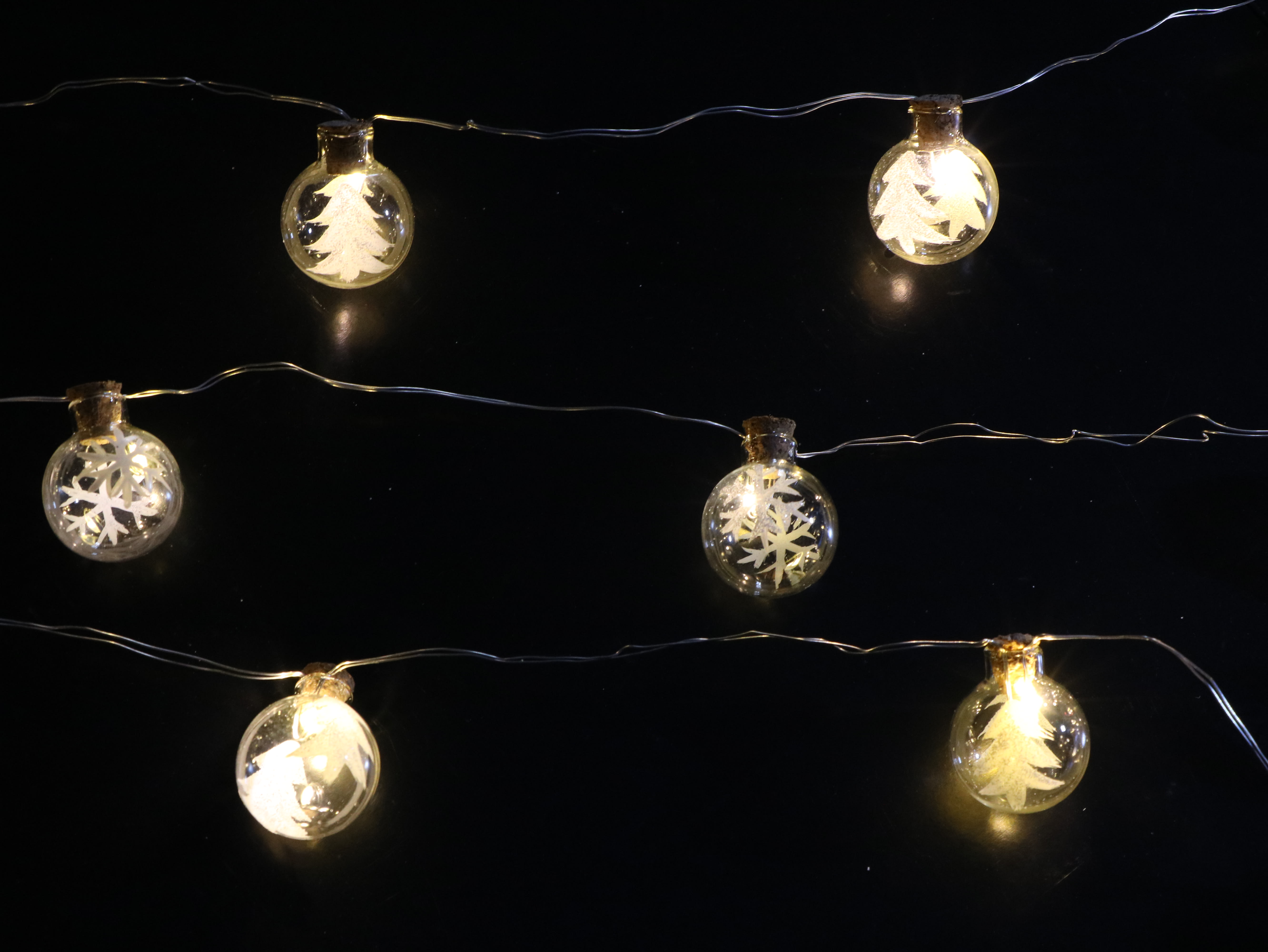 GIOCOPLAST NATALE - 15 MINI AMPOLLINE VETRO 2,5 CM CON LUCE LED A BATTERIE, 3 DEC. ASS.