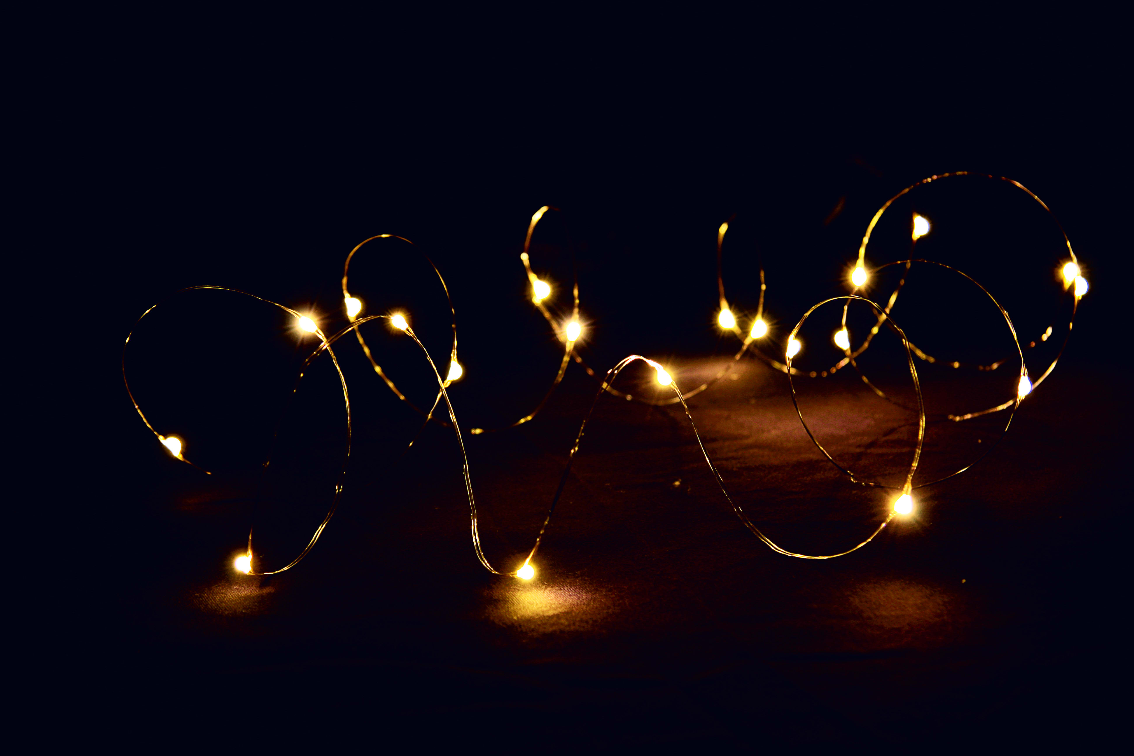 GIOCOPLAST NATALE - 50 GOCCE DI LED BIANCO CALDO SU FILO DI RAME MODELLABILE A BATTERIE, 5 M