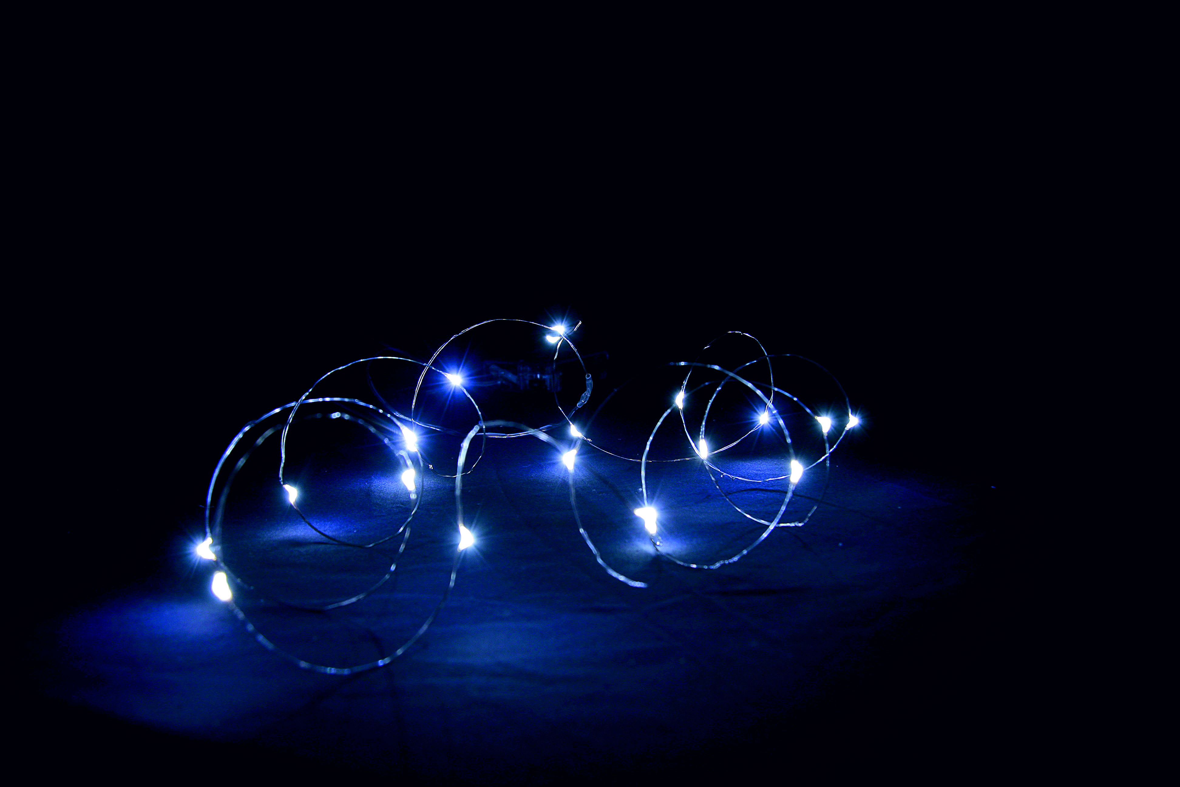 GIOCOPLAST NATALE - 100 GOCCE DI LED BIANCHI SU FILO DI RAME MODELLABILE A BATTERIE, 10 M