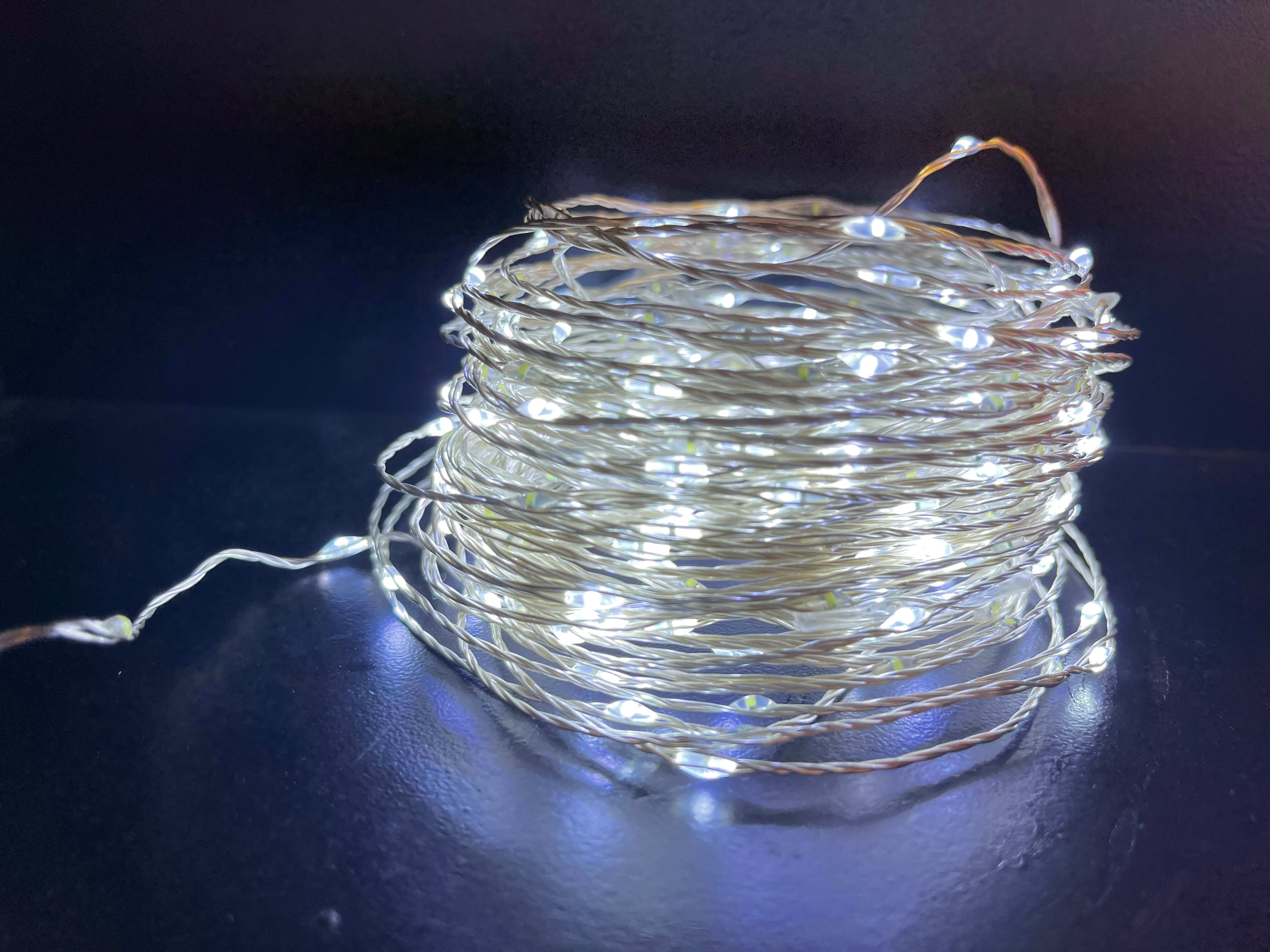 GIOCOPLAST NATALE - 100 GOCCE DI LED BIANCHI SU FILO DI RAME, 10 MT., A BATT., CON TELECOMANDO