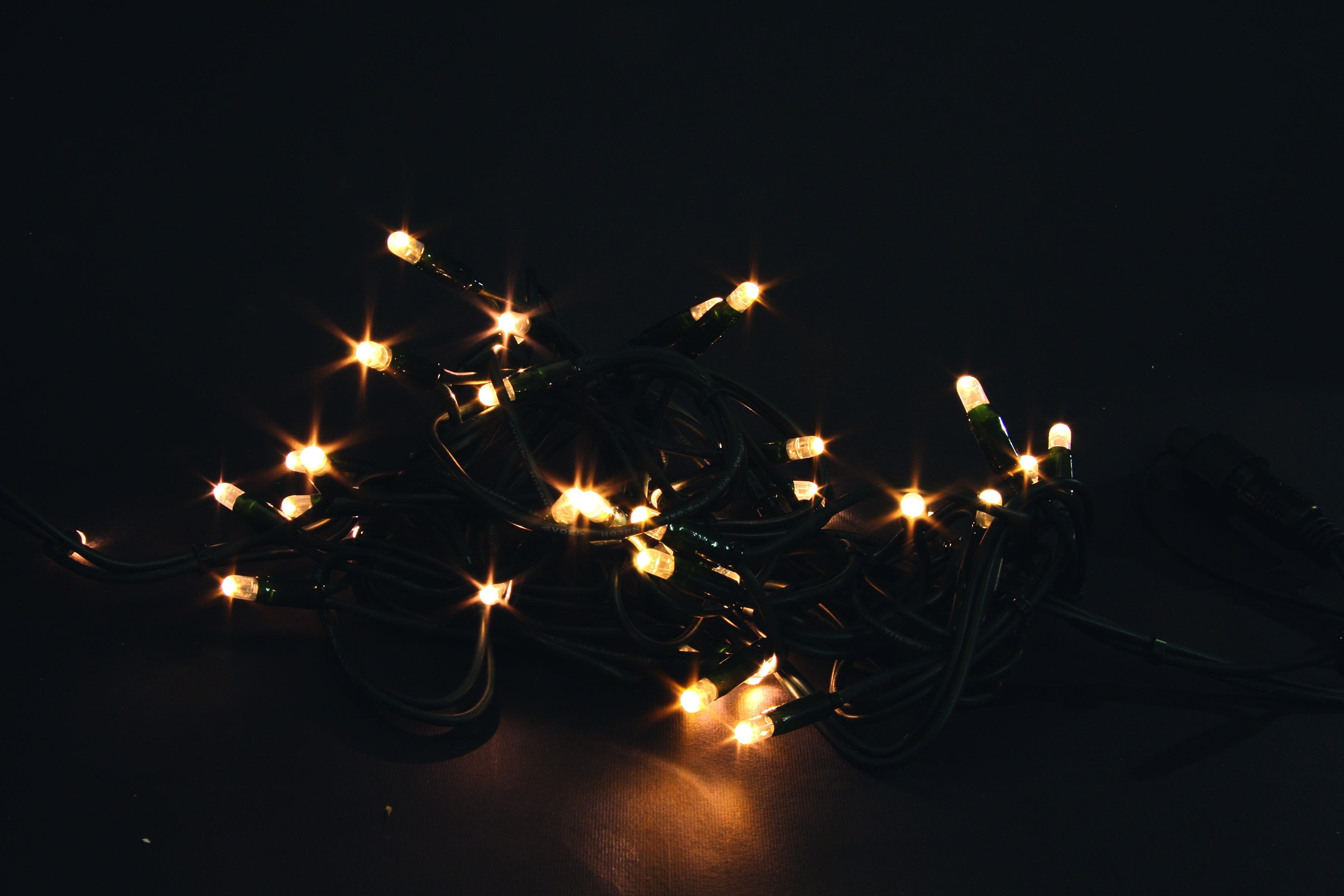 GIOCOPLAST NATALE - PROLUNGA 40 LUCCIOLONE LED BIANCO CALDO, LUCE FISSA, 4 MT. CAVO SCURO, PROLUNG. MAX 30 SET, USO EST/INT, SENZA CAVO ALIM.