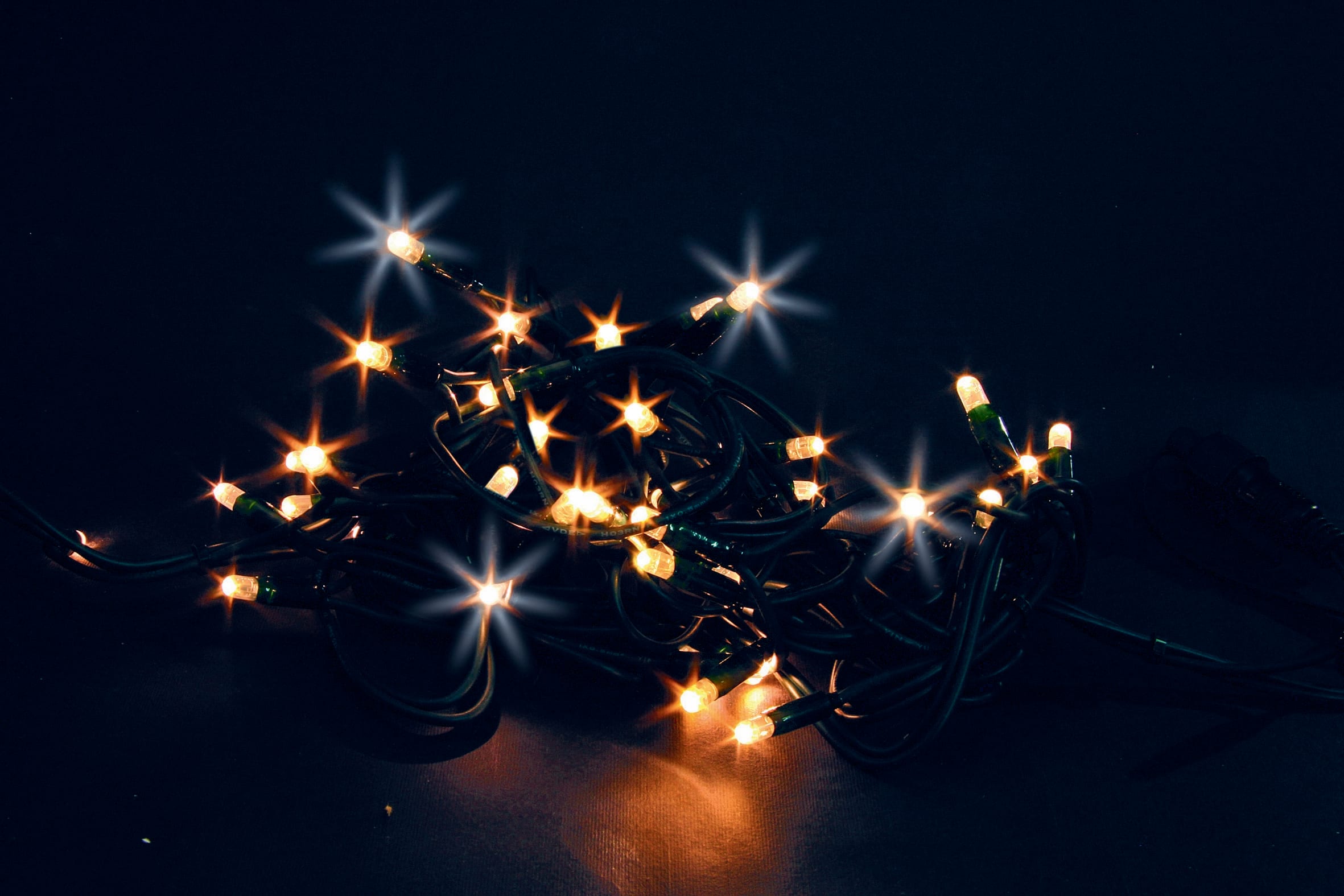 GIOCOPLAST NATALE - 500 LUCCIOLONE LED ULTRALUMINOSE BIANCO CALDO, CON 100 MINISTROBO, 50 MT., CAVO SCURO, PROLUNG. MAX 4 SET, USO EST/INT, CON CAVO ALIM 1,5 MT.