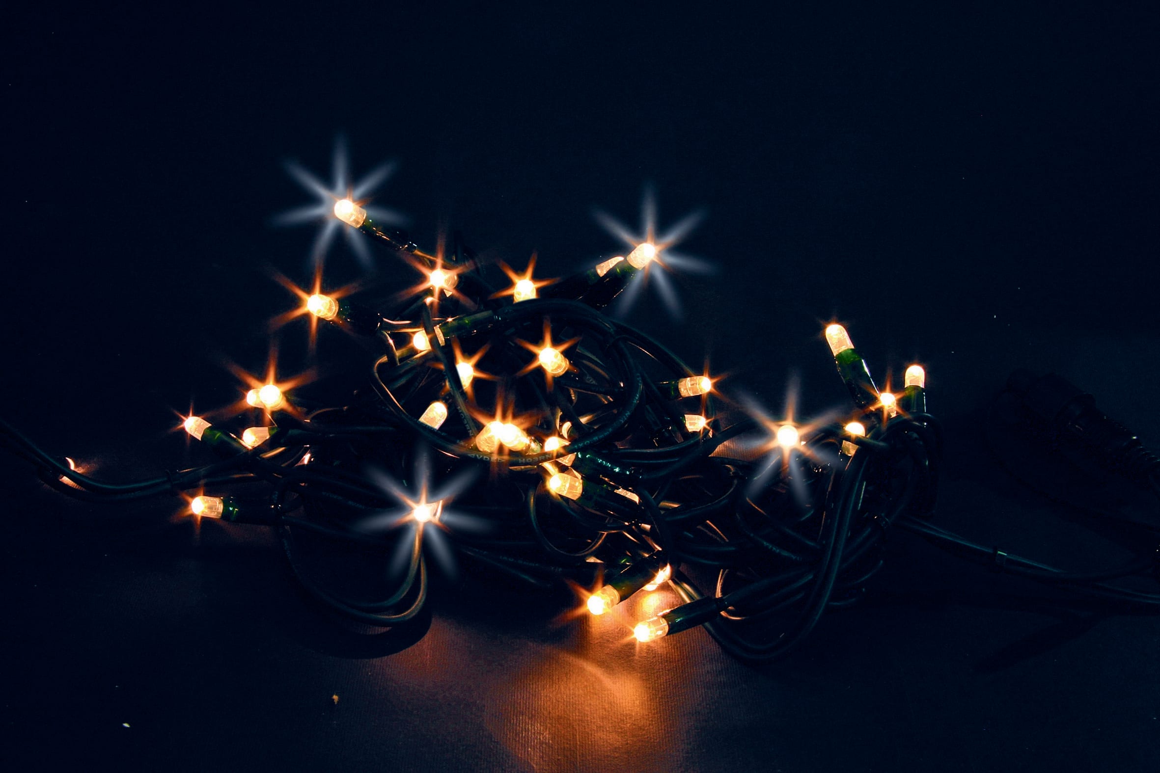 GIOCOPLAST NATALE - 100 LUCCIOLONE LED BIANCO CALDO, LUCE FISSA, 10 MT. CAVO SCURO, PROLUNG. MAX 20 SET, USO EST/INT, CON CAVO ALIM 1,5 MT.