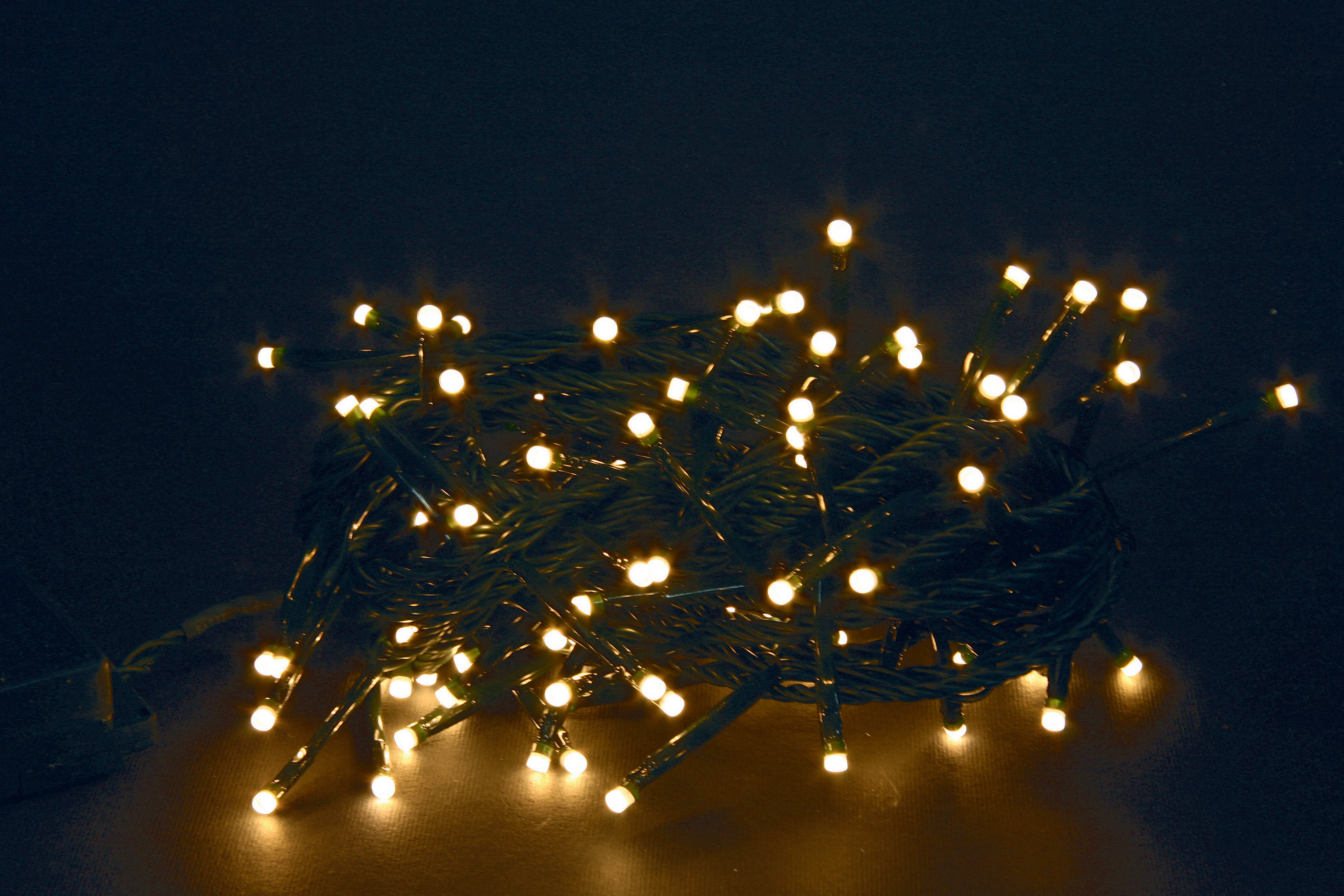GIOCOPLAST NATALE - 200 LUCCIOLONE LED ULTRALUMINOSE BIANCO CALDO, LUCE FISSA, 10 MT. PASSO 5 CM, CAVO SCURO, PROLUNG. MAX 10 SET, USO EST/INT, CON CAVO ALIM 1,5 MT.