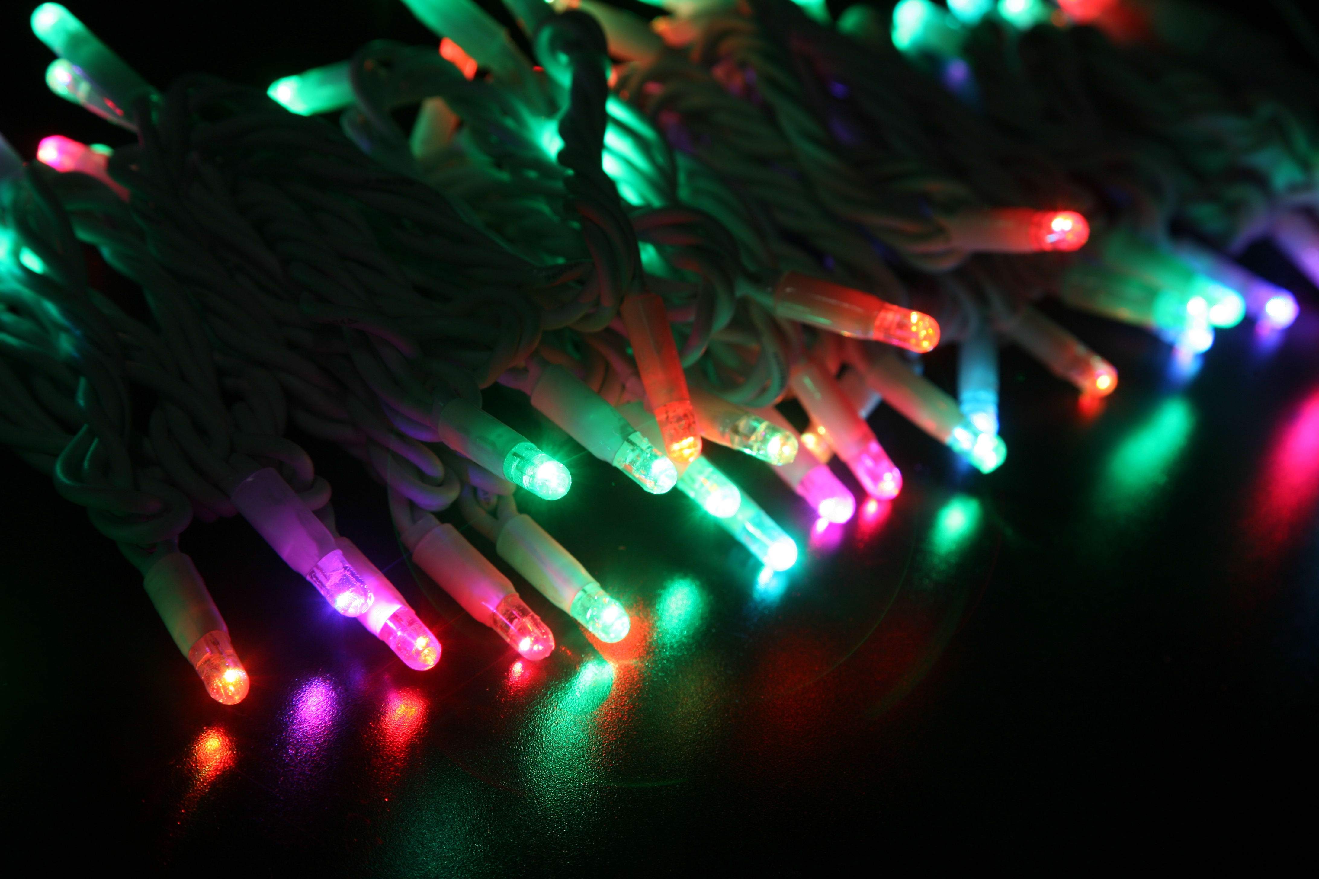 GIOCOPLAST NATALE - 40 LUCCIOLONE LED RGB, CON PROGRAMMI AUTOMATICI, 4 MT. CAVO SCURO, PROLUNG. MAX 25 SET, USO EST/INT, CON CAVO ALIM 1,5 MT.