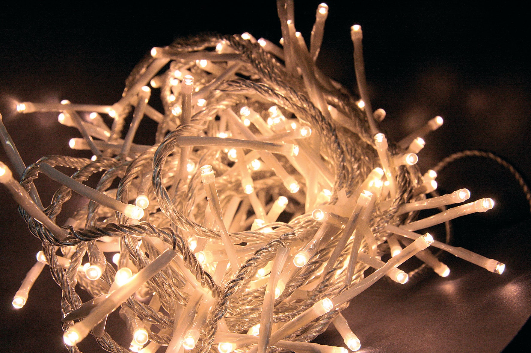 GIOCOPLAST NATALE - 180 LED BIANCO CALDO, CAVO TRASPARENTE, LUNGH. 9 M, CAVO ALIM. 4 M, CON GIOCHI LUCE E TIMER, C/TRASF. IP44, IN CONFEZIONE LUSSO PLASTICA, USO EST/INT