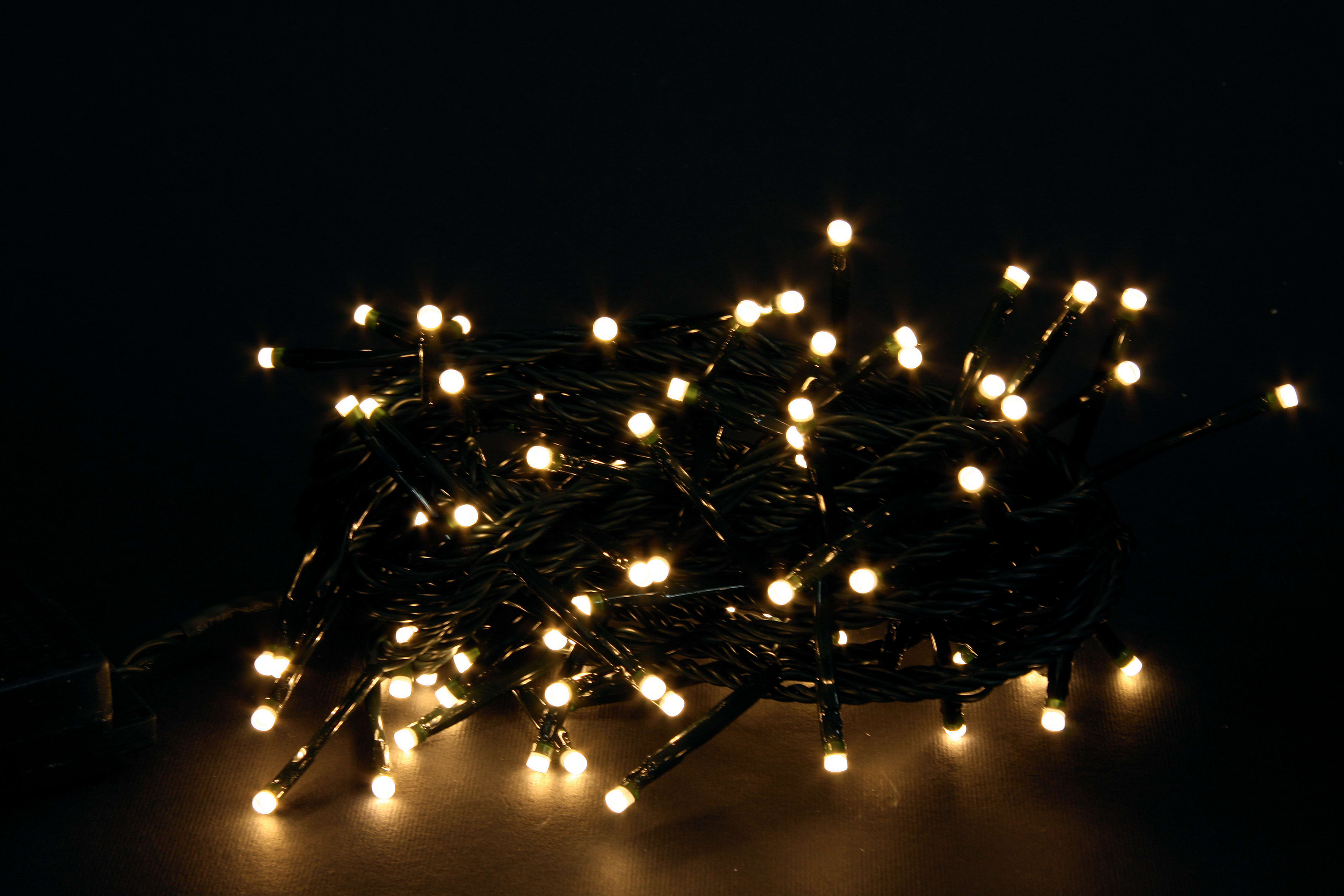 GIOCOPLAST NATALE - 1000 LED BIANCO CALDO, CAVO SCURO, LUNGH. 50 M, CAVO ALIM. 4 M, CON GIOCHI LUCE E TIMER, C/TRASF. IP44, IN CONFEZIONE LUSSO PLASTICA, USO EST/INT