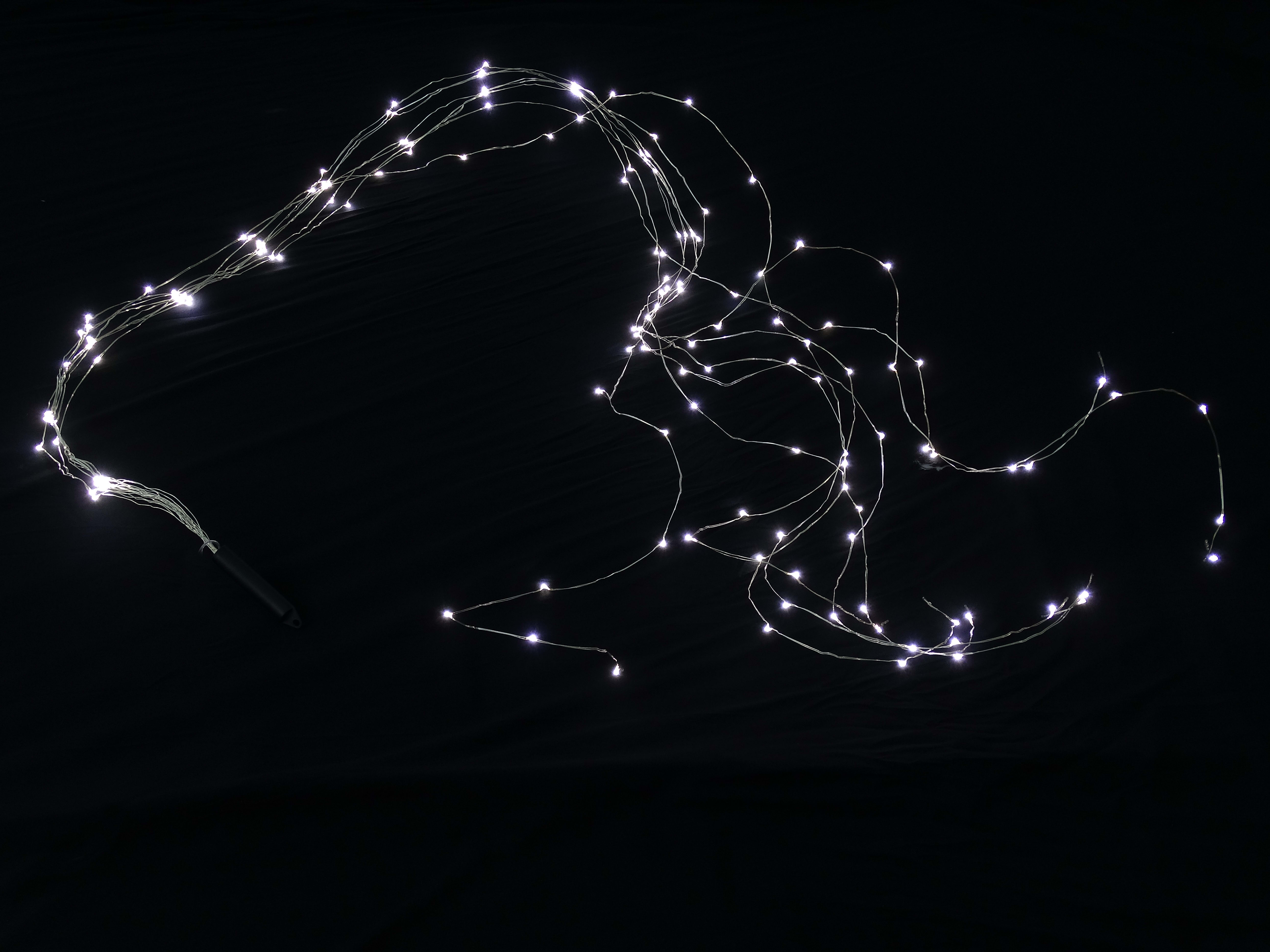 GIOCOPLAST NATALE - CASCATA DI LED BIANCHI SU FILO DI RAME, 200 LUCI, 2 MT, CON TRASF.