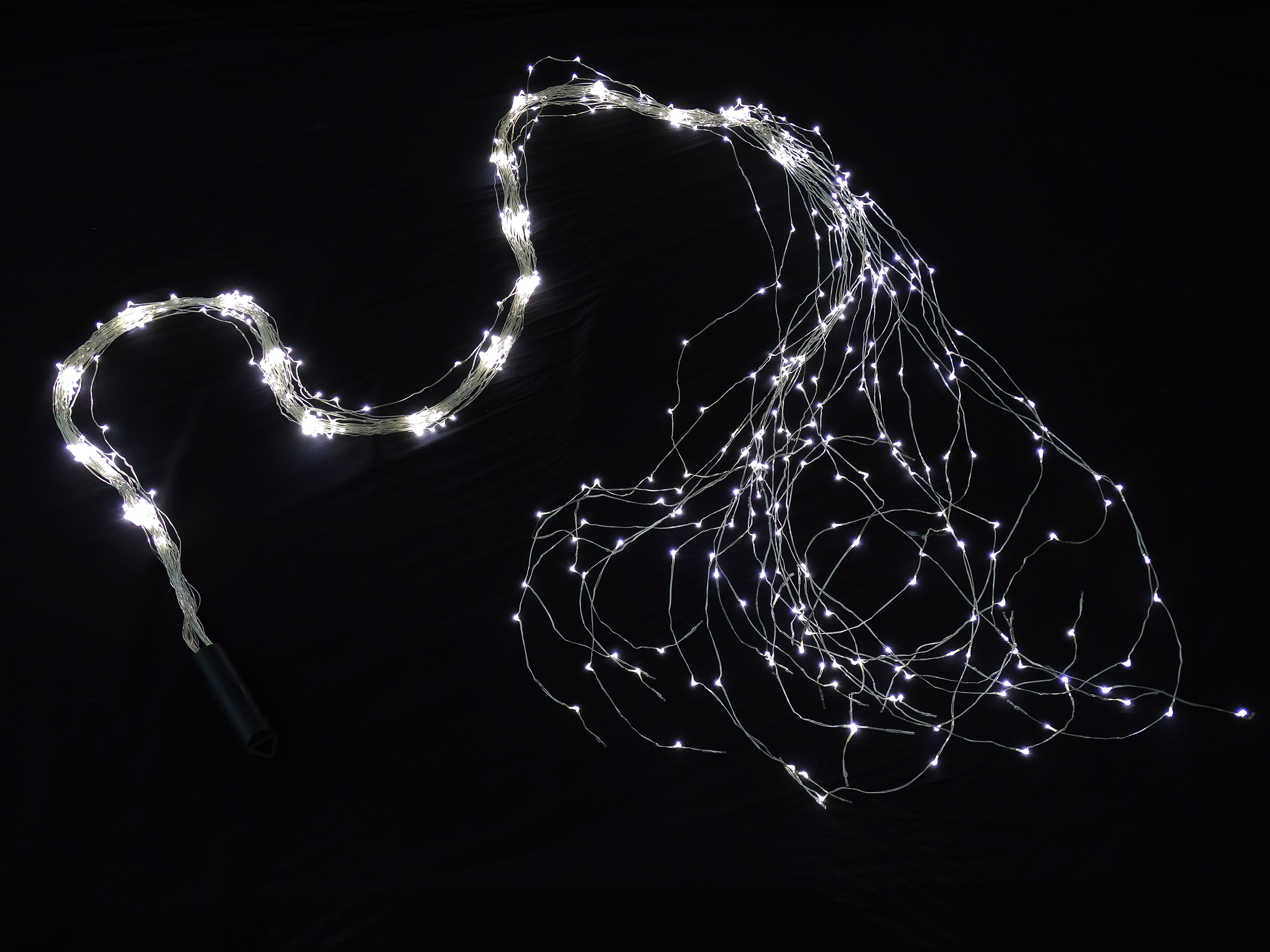 GIOCOPLAST NATALE - CASCATA DI LED BIANCHI SU FILO DI RAME, 700 LUCI, 2,5 MT, CON TRASF.