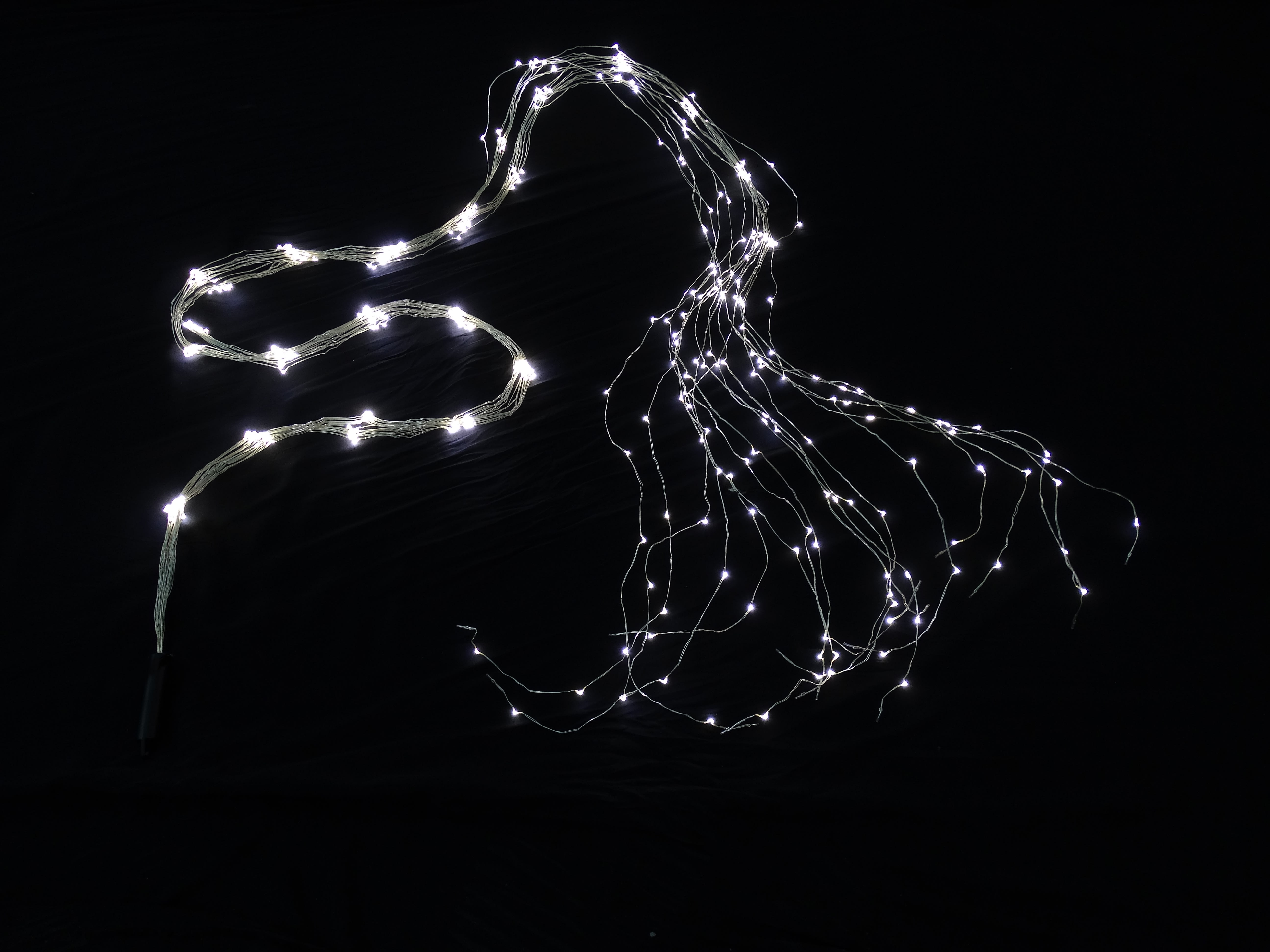 GIOCOPLAST NATALE - CASCATA DI LED BIANCHI SU FILO DI RAME, 450 LUCI, 2,5 MT CON TRASF.