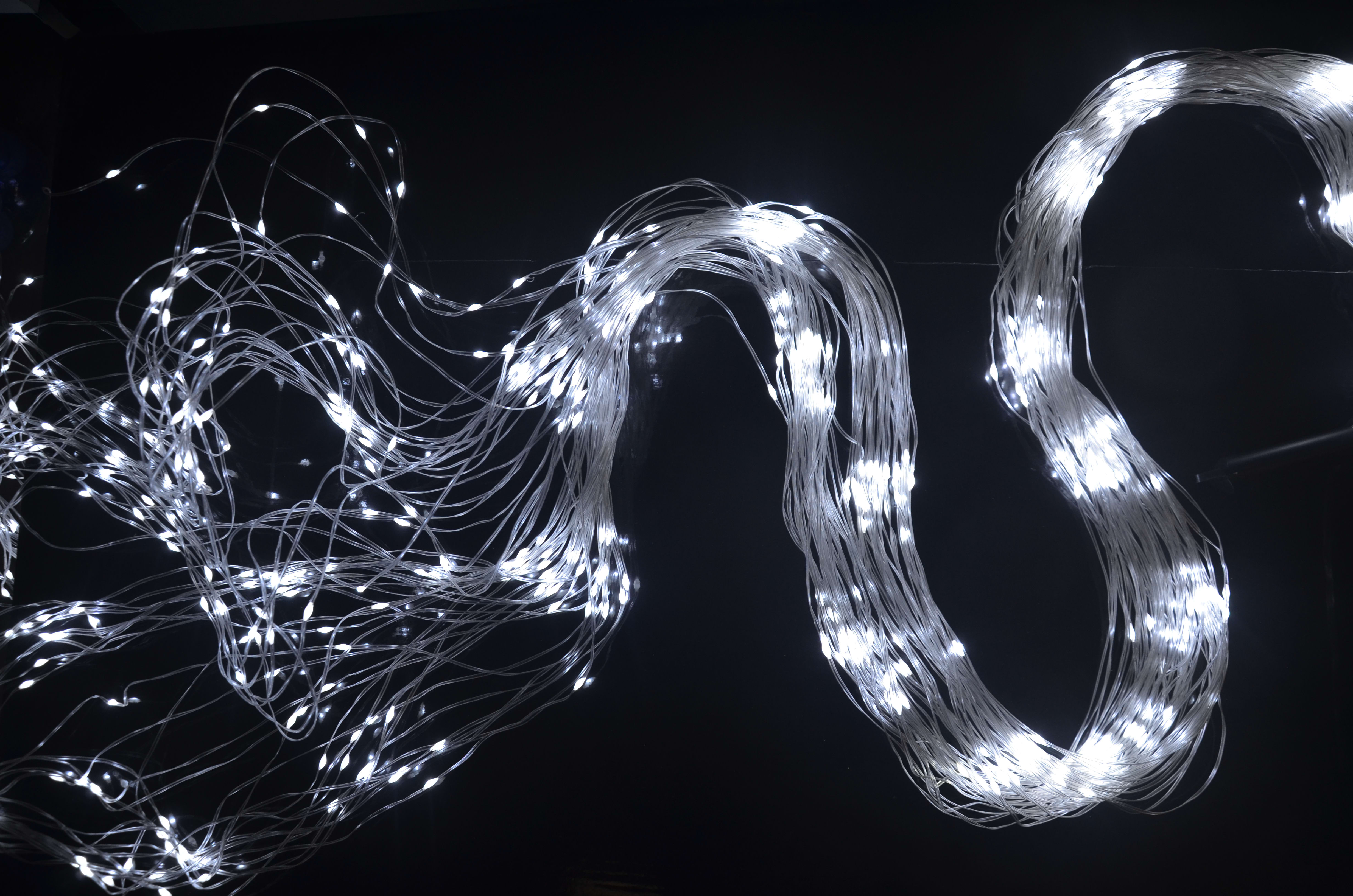GIOCOPLAST NATALE - CASCATA 200 MAXI GOCCE DI LED BIANCHI, 2 MT, CAVO TRASP., CON GIOCHI LUCE E TIMER, CON TRASF. IP44