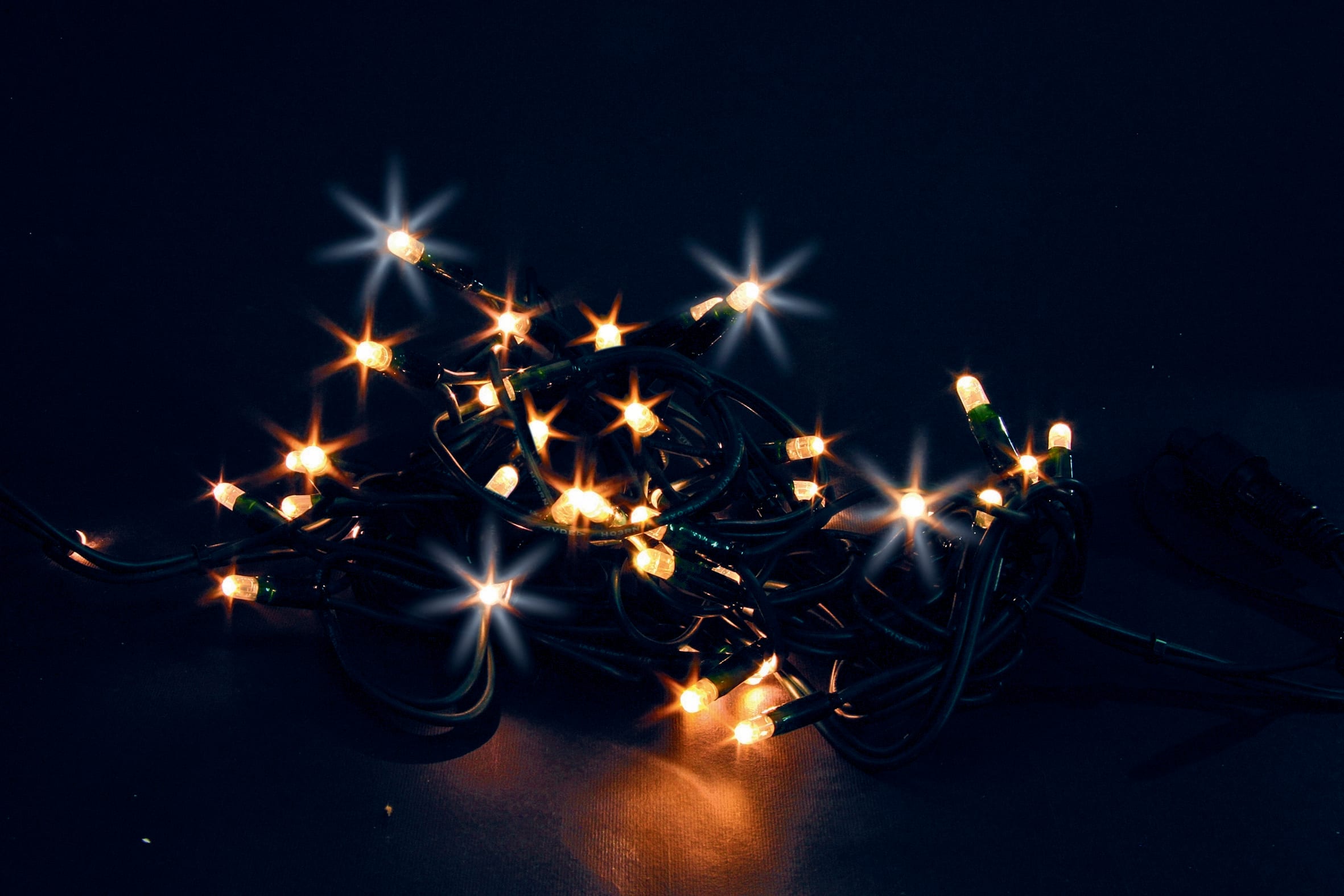 GIOCOPLAST NATALE - PROL. 100 LUCCIOLONE 24V LED BIANCO CALDO, LUCE FISSA, 10 MT. CAVO SCURO, PROLUNG. MAX 6 SET, USO EST/INT (CAVO ALIM. E TRASF. NON INCLUSI)