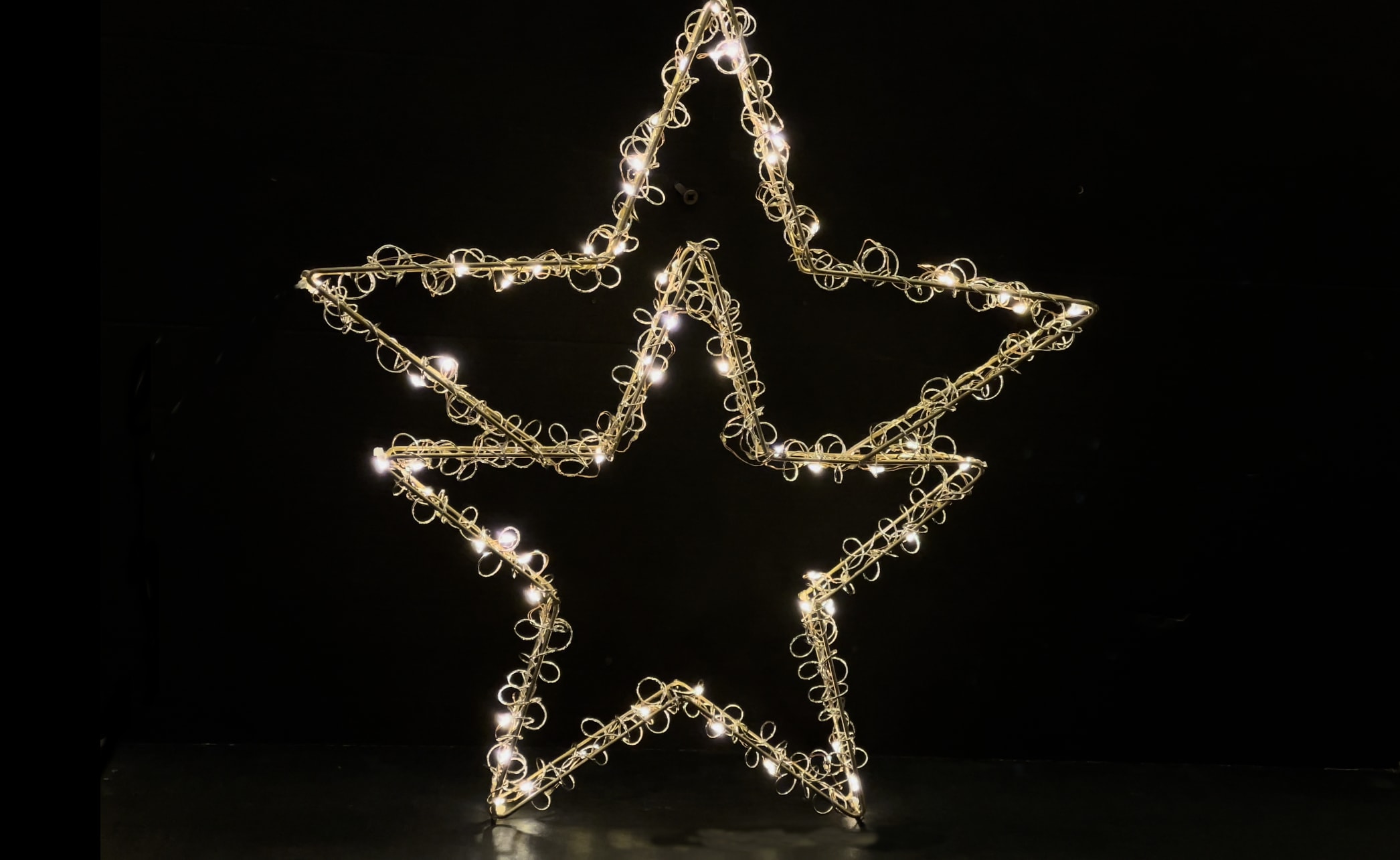 GIOCOPLAST NATALE - DOPPIA STELLA CON GOCCE DI LED FULL FLASH BIANCO CALDO 42X38CM, CON TRASF. IP44, USO EST./INT.