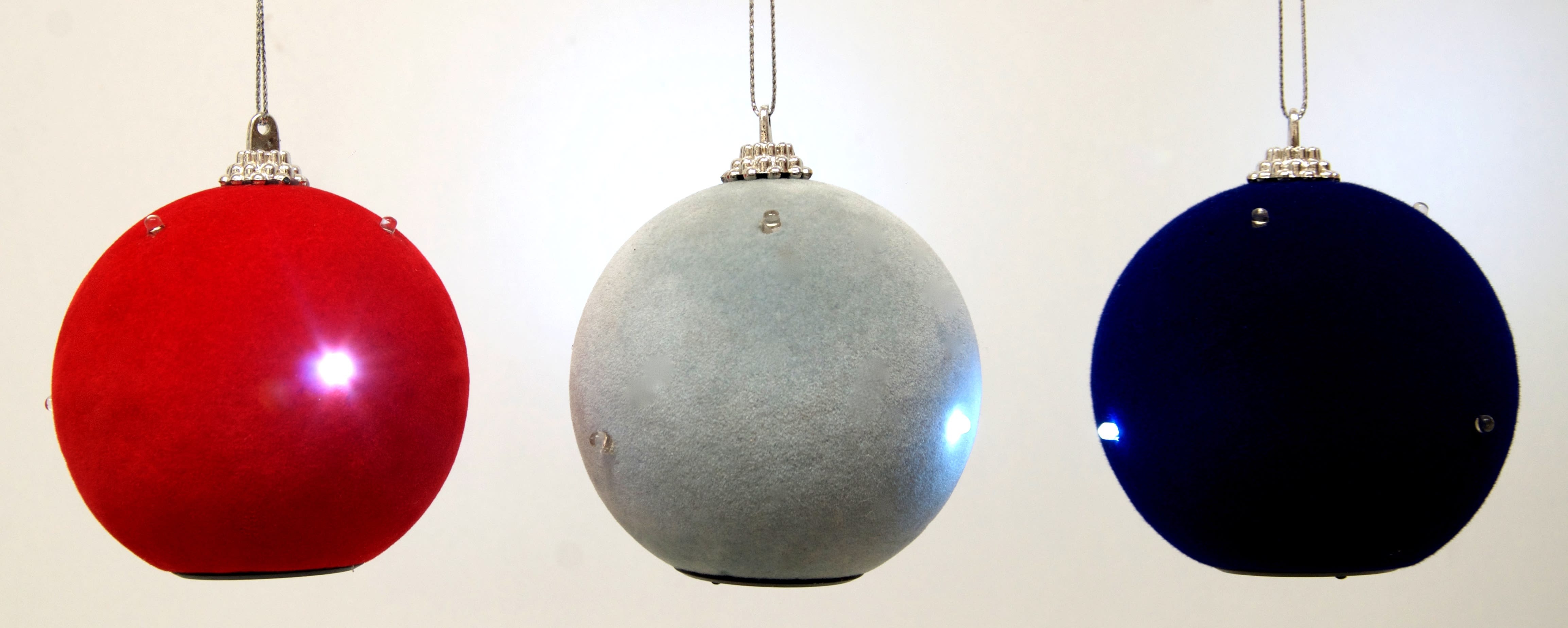 GIOCOPLAST NATALE - SFERA IN VELLUTO 80 MM CON 6 LED EFFETTO STROBO A BATTERIA 3 COL ASS