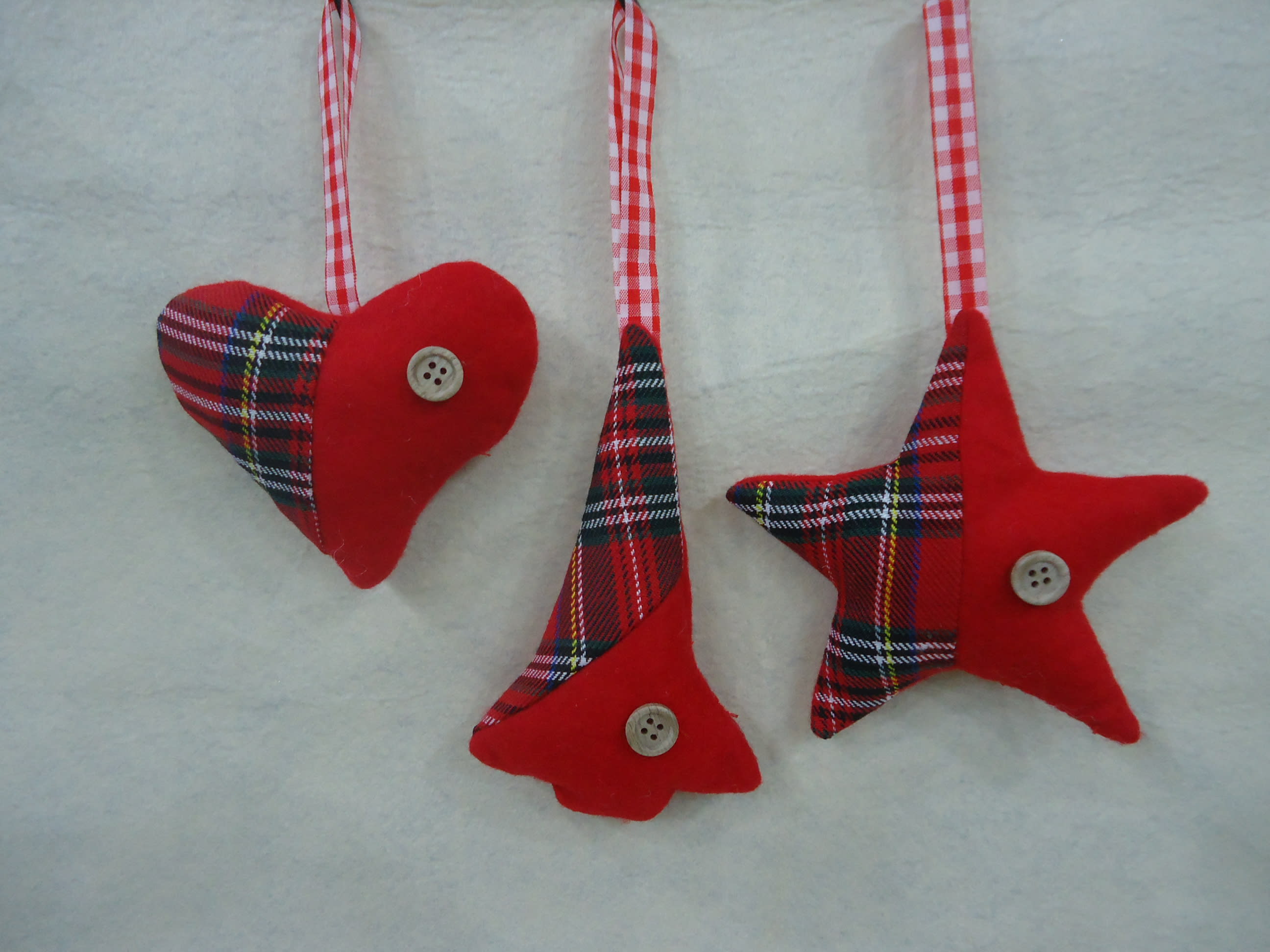 GIOCOPLAST NATALE - ADDOBBO STOFFA ROSSO-SCOZZESE, 3 ASS11 CM