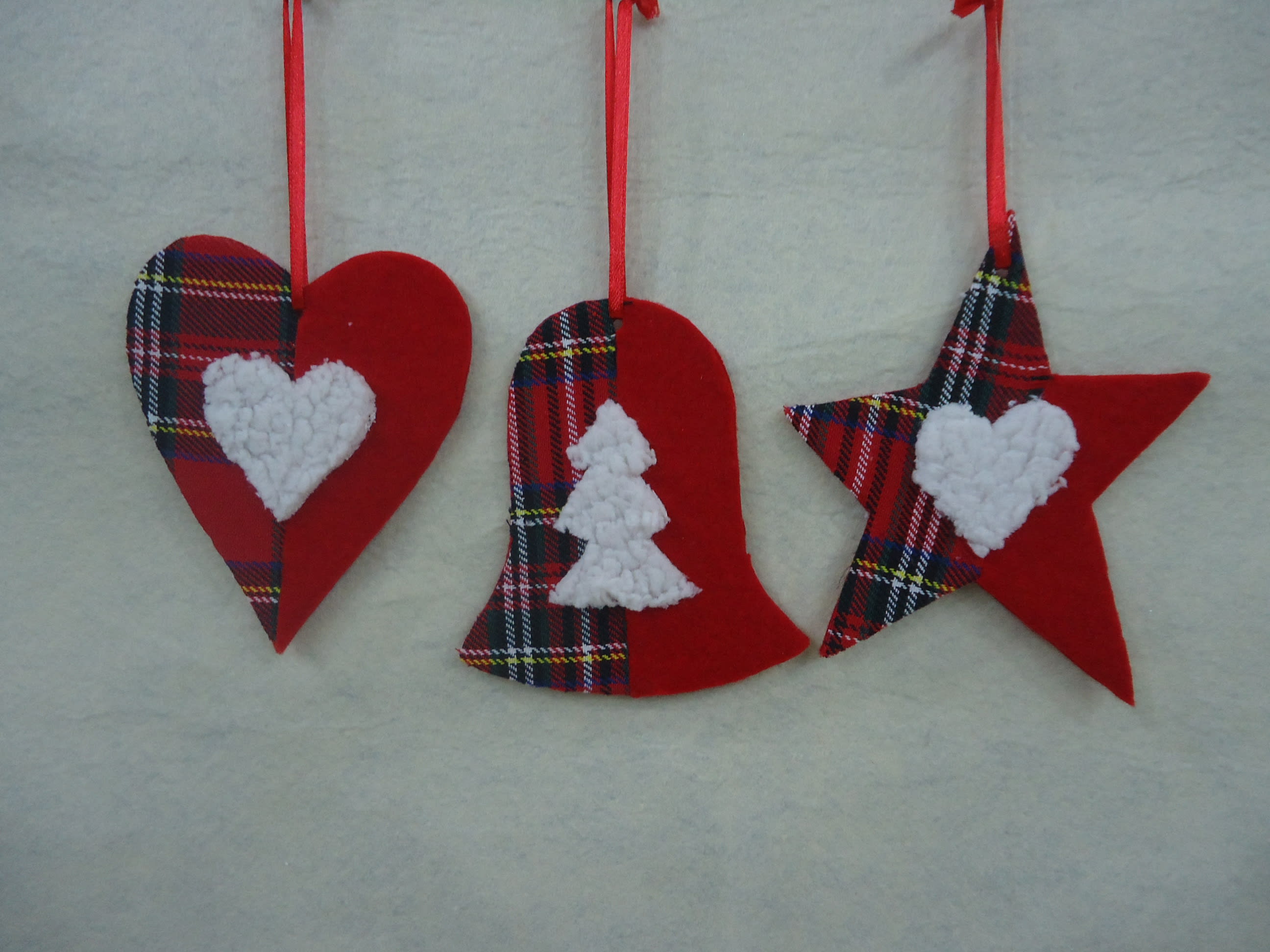 GIOCOPLAST NATALE - ADDOBBO STOFFA ROSSO-SCOZZESE, 3 ASS11 CM