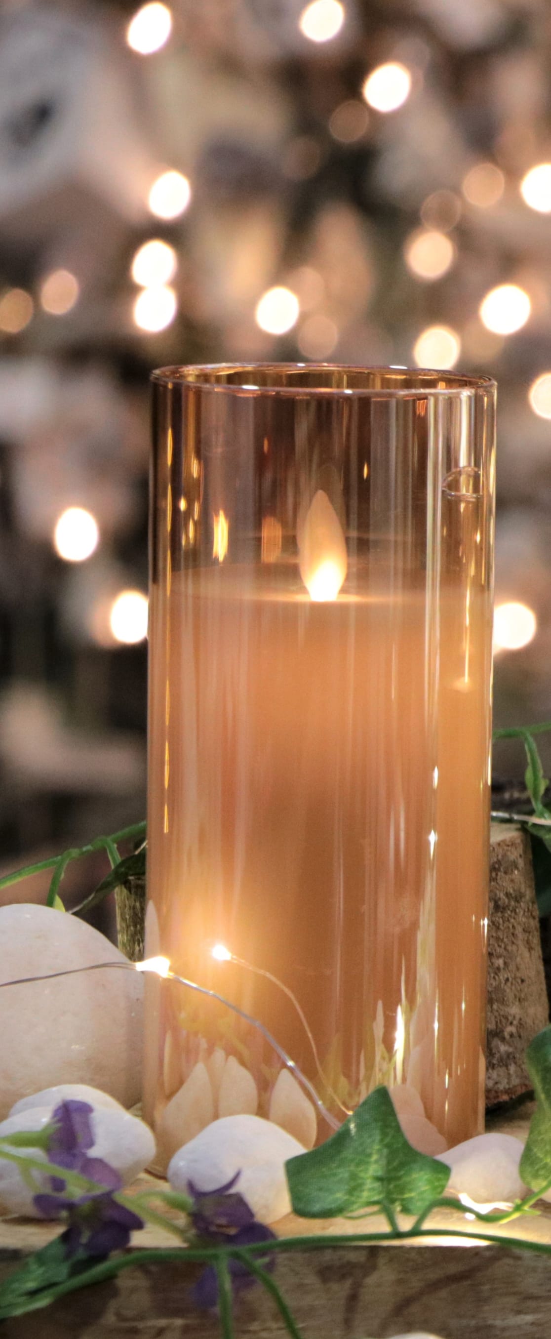 GIOCOPLAST NATALE - CANDELA LED IN CILINDRO VETRO AMBRA H.17,5 X D.7,5 CM, CON MOVIMENTO FIAMMA EFFETTO REALE CON TELECOMANDO