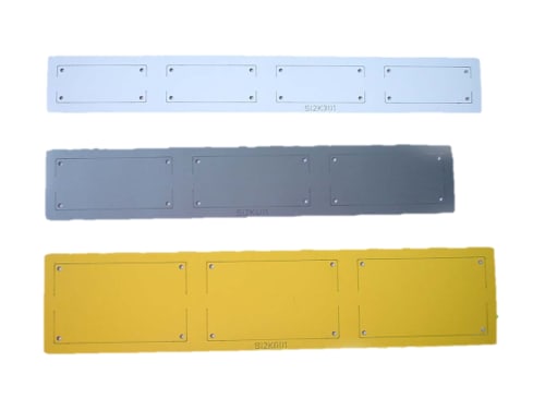 GRAFOPLAST - Targa adesiva forata in PMMA 70x30 mm Metal - 20 pezzi. Targhetta in PMMA utilizzata in combinazione con i supporti, binari, portatarghette per pulsanti. Rappresenta la soluzioneideale per l'identificazione dell'esterno quadro.