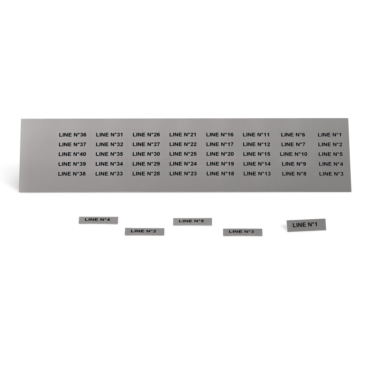 GRAFOPLAST - Targhetta in PVC adesiva Metal 27x8 mm -confezione da 440 pezzi. Si applica ovunque, interno ed esterno quadro grazie all'adesivo posto sul retro