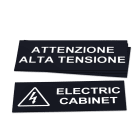 GRAFOPLAST - Targa Quadro in PVC adesiva Nero 150x60 mm - 15 pezzi. La targa si applica direttamente ed in sicurezza tramite il suo biadesivo che ha un'elevata adesione, permettendo di identificare con estrema semplicitè e rapiditè i quadri di distribuzione.