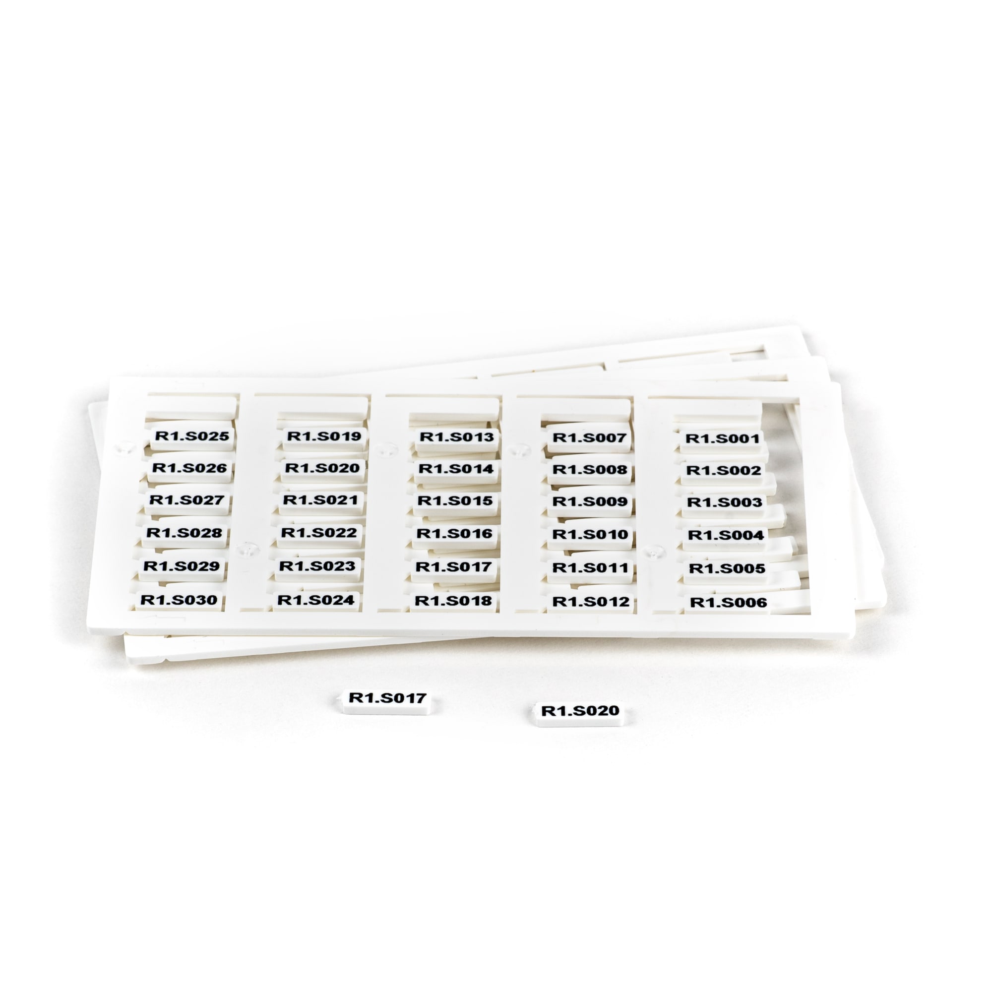 GRAFOPLAST - Tessera rigida per Cavi LUX Bianco 12x4 mm confezione da 960 pezzi. La tessera si applica con facilitè nei tubetti per identificare i singoli cavi. Stampabile con sistema a trasferimento termico EVOMAX