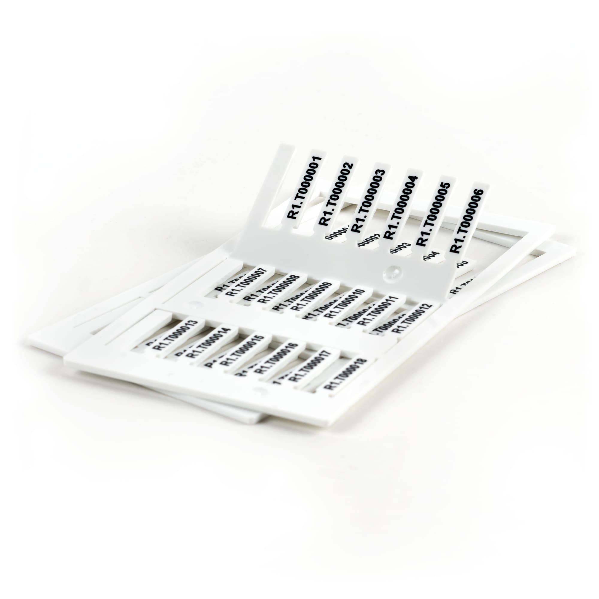 GRAFOPLAST - Tessera rigida per Cavi LUX Bianco 18x4 mm - confezione master carton da 1800 pezzi. La tessera si applica con facilitè nei tubetti per identificare i singoli cavi. Stampabile consistema a trasferimento termico EVOMAX