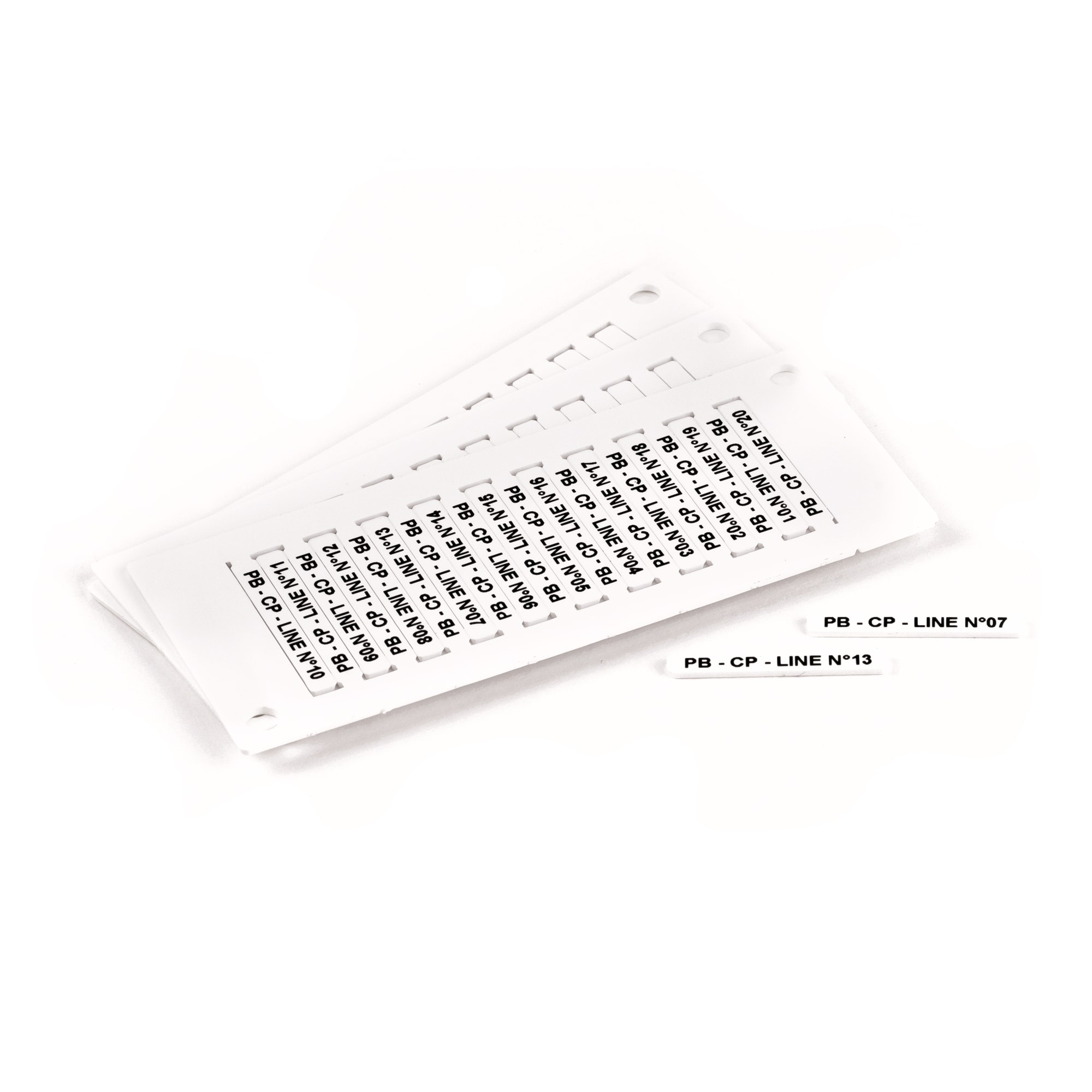 GRAFOPLAST - Tessera rigida per Cavi LUX Bianco 30x4 mm confezione da 600 pezzi. La tessera si applica con facilitè nei tubetti per identificare i singoli cavi. Stampabile con sistema a trasferimento termico EVOMAX